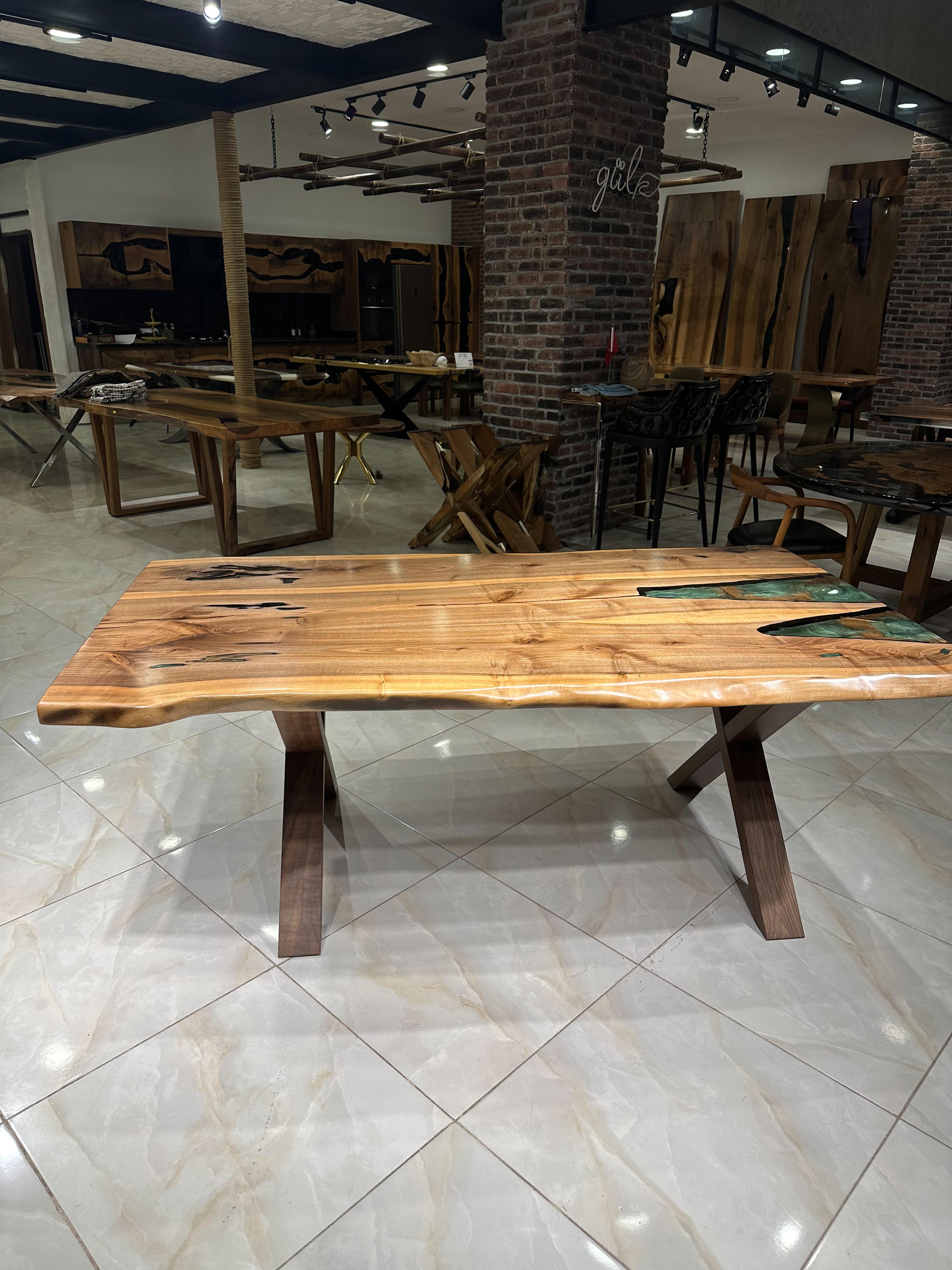 Spazzolato Green Epoxy Walnut  Dining Table - Wood Custom Table - Kitchen Resin Table in vendita