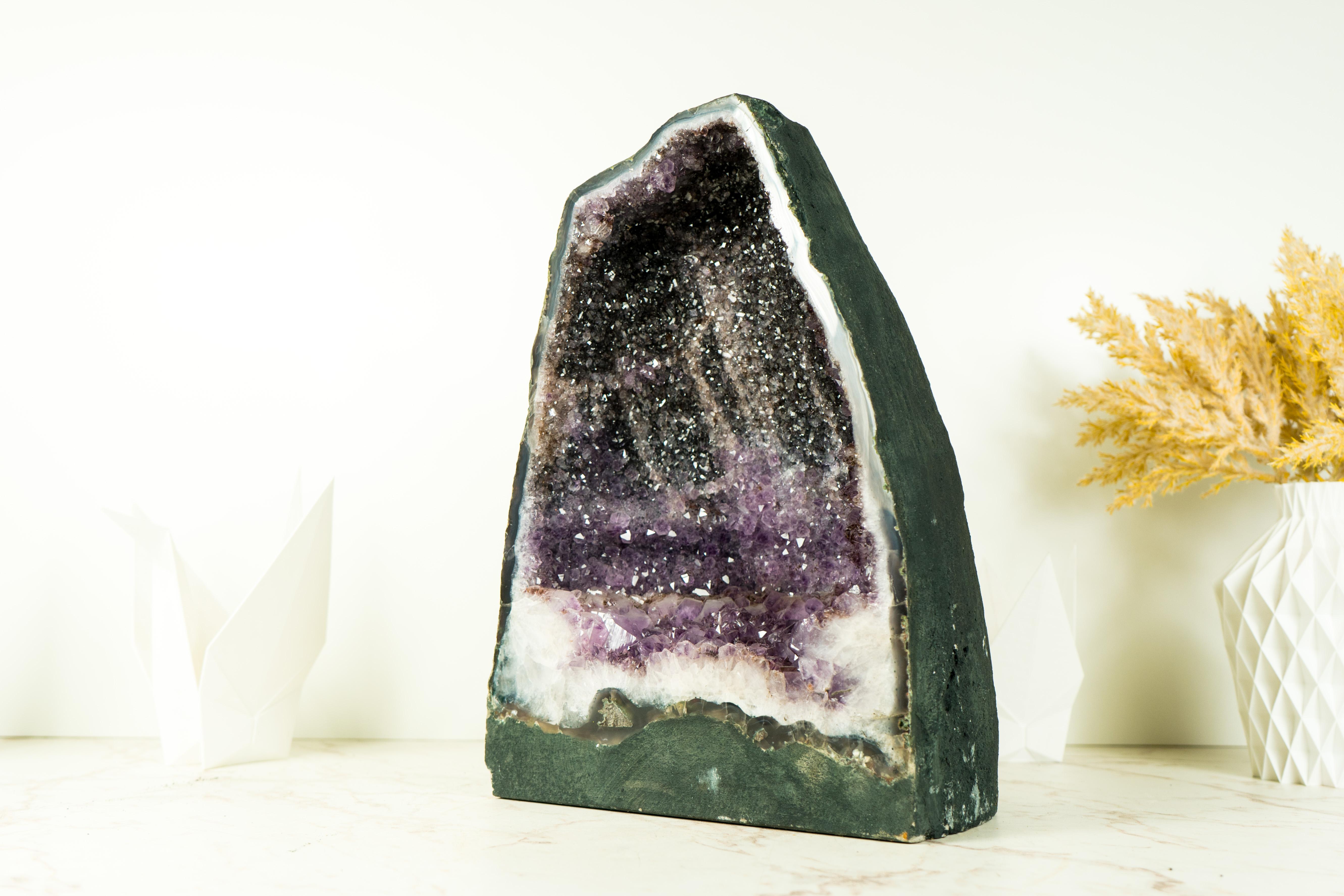 Magnifique et rare, cette géode d'améthyste met en valeur le druzy bicolore, rarement vu, sur une forme cathédrale parfaitement formée. Un véritable objet d'art naturel unique pour ajouter de la beauté à votre espace, qu'il s'agisse de votre