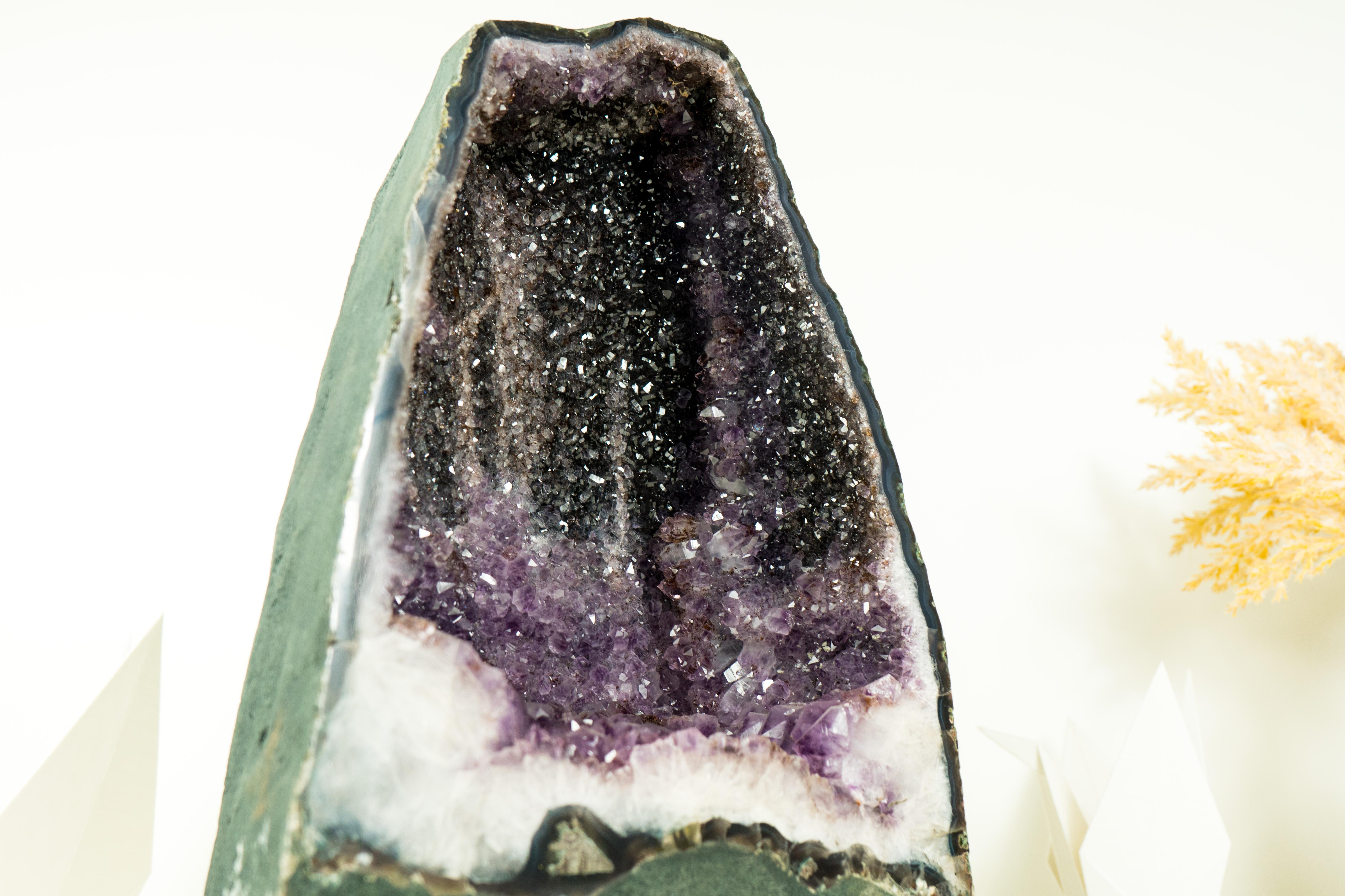 Natürlicher Galaxy Amethyst Geode mit seltenem zweifarbigem Amethyst Druzy und blauem Achat in Blau im Angebot 1