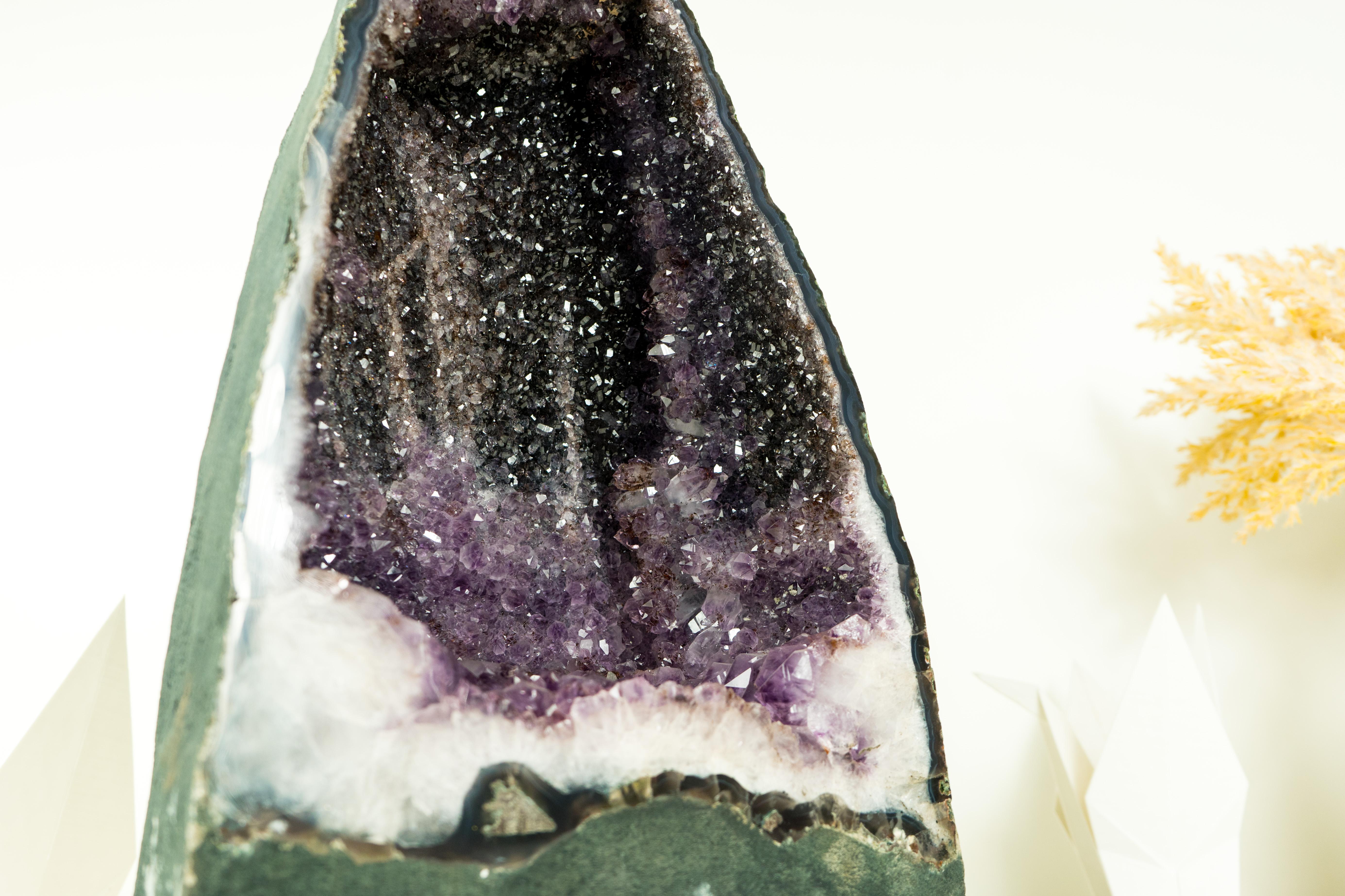 Natural Galaxy Amethyst Geode with rare Bi-Color Amethyst Druzy and Blue Agate In New Condition For Sale In Ametista Do Sul, BR