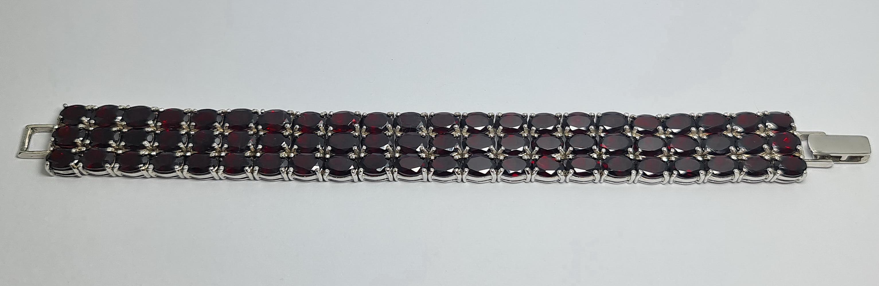 Art déco Bracelet tennis large à 3 rangées de grenats naturels en argent sterling plaqué rhodium .925 en vente