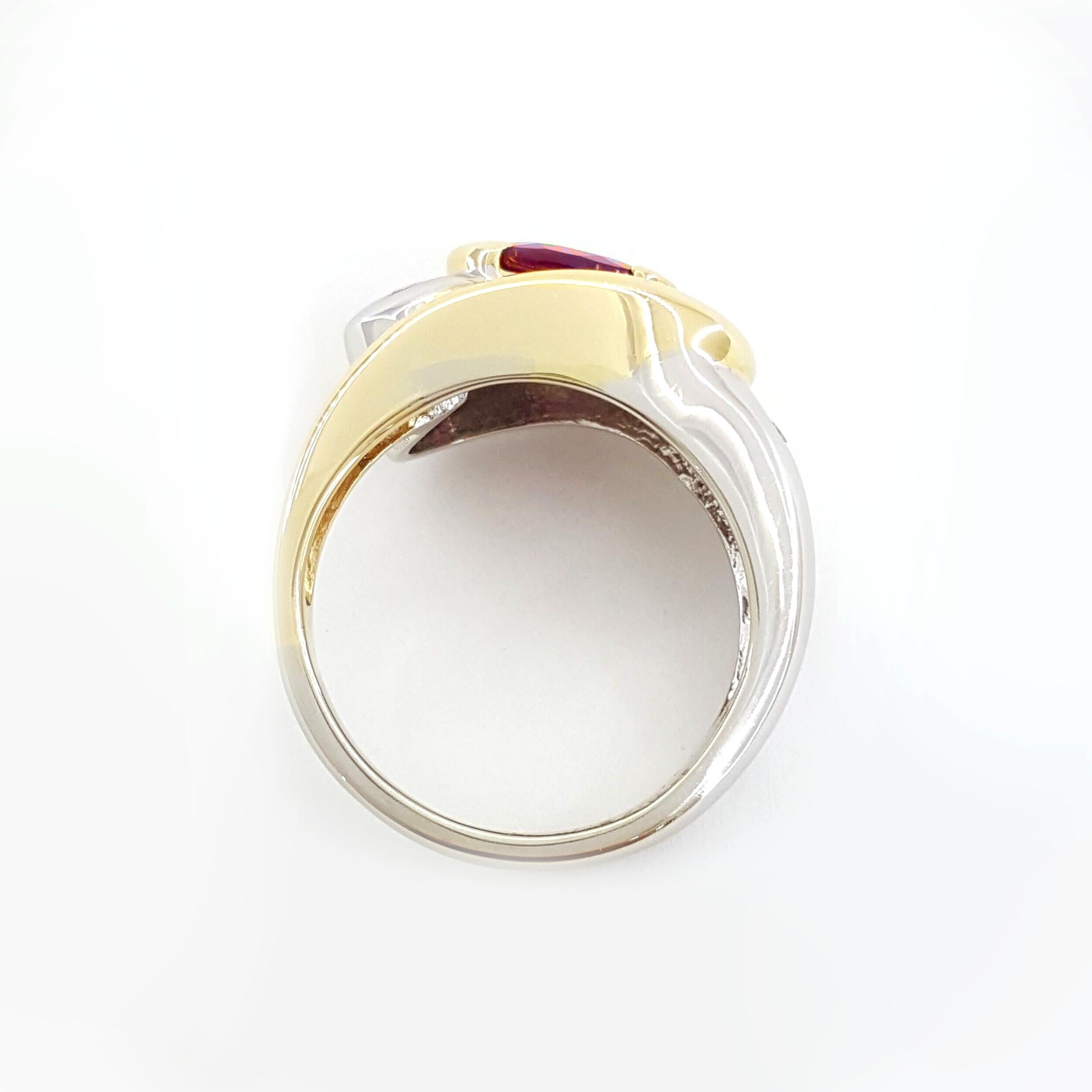 Taglio ovale Anello in oro bicolore 14K con granato naturale e diamanti in vendita
