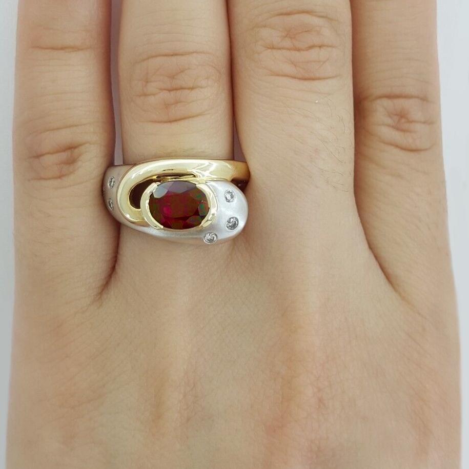 Anello in oro bicolore 14K con granato naturale e diamanti In condizioni Nuovo in vendita a Chicago, IL