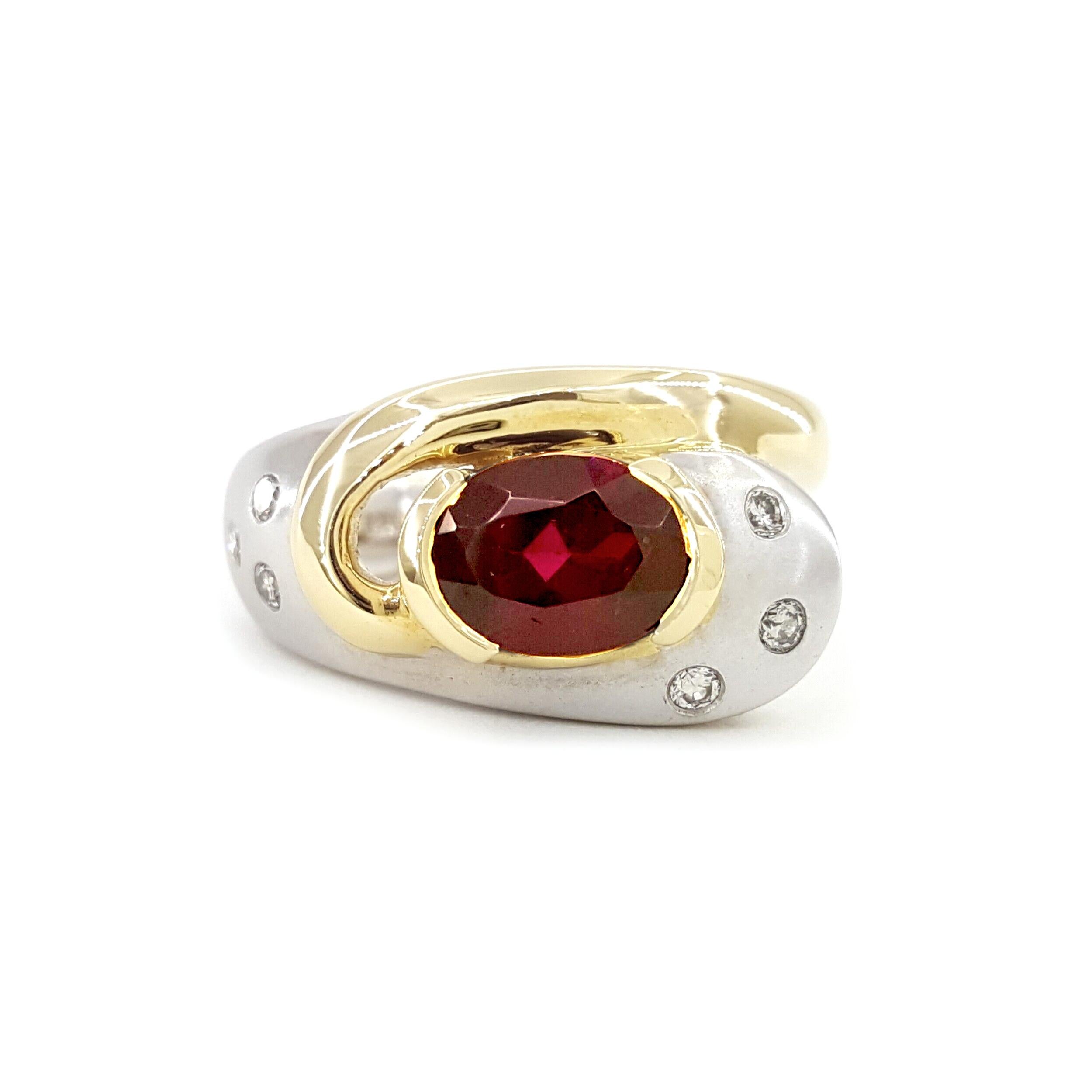 Donna Anello in oro bicolore 14K con granato naturale e diamanti in vendita