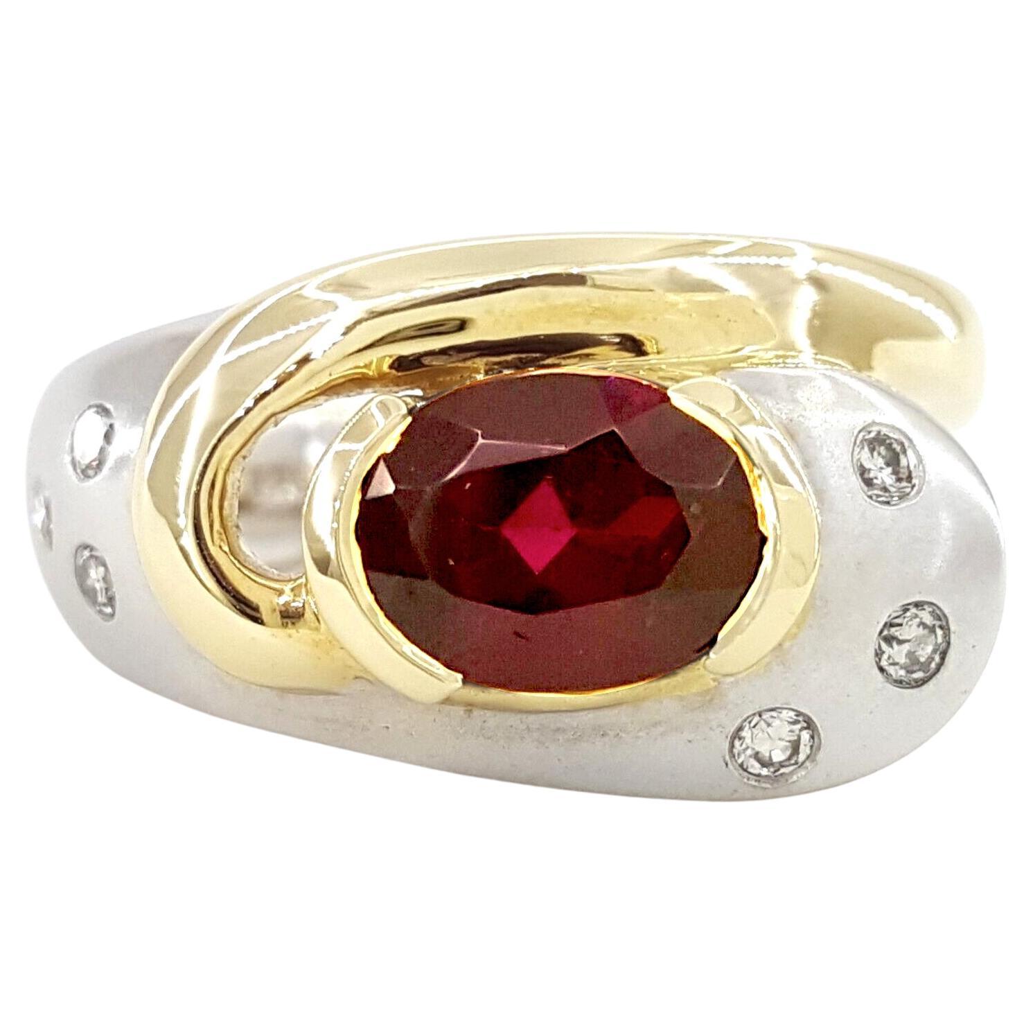 Anillo de oro bicolor de 14 quilates con granate natural y diamantes
