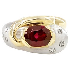 Anillo de oro bicolor de 14 quilates con granate natural y diamantes