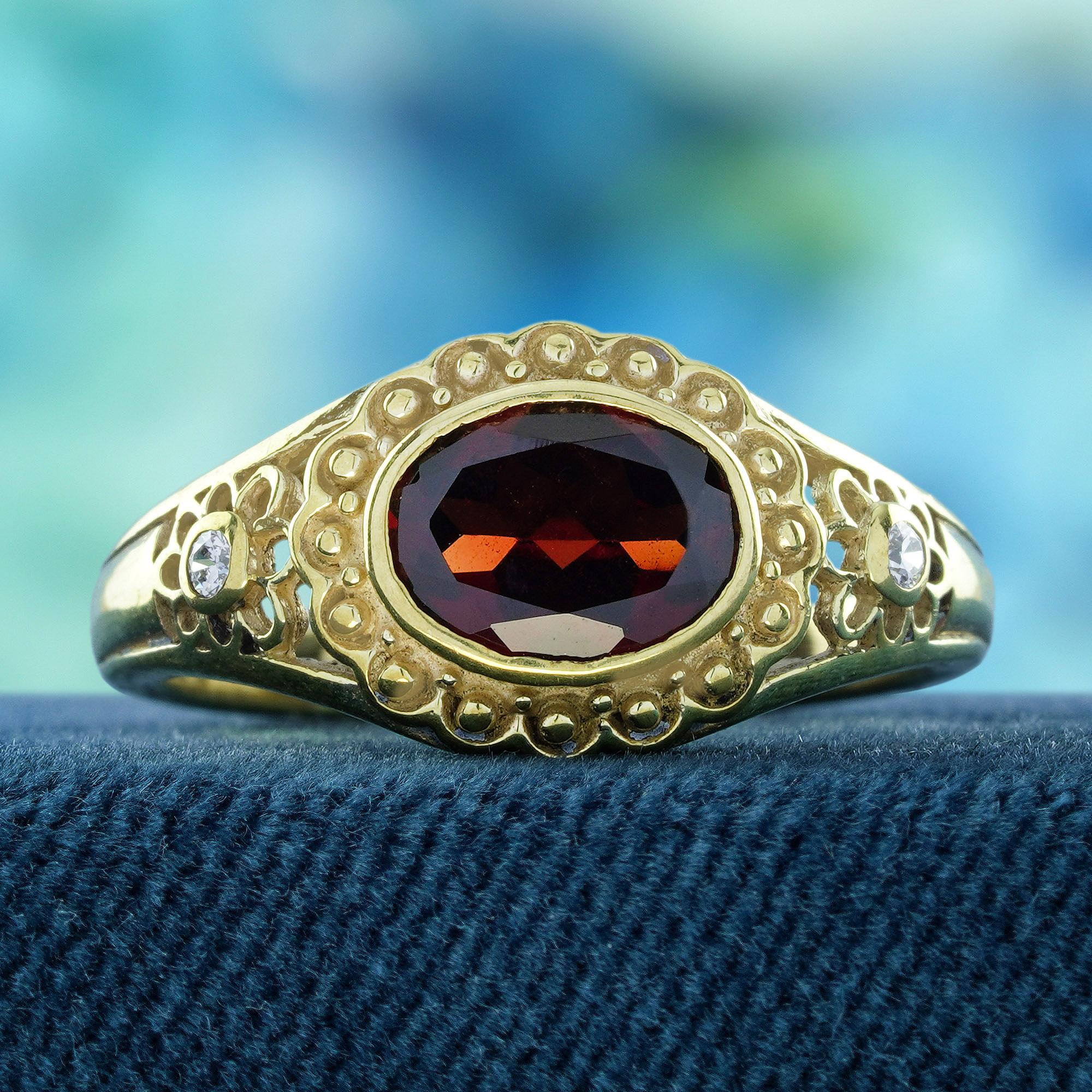 Anillo Estilo Vintage con Motivo Floral de Granate Natural y Diamante en Oro Amarillo de 9 K, una pieza impresionante que encarna la elegancia y la belleza atemporal. El granate natural ovalado se asienta majestuosamente en el corazón de este