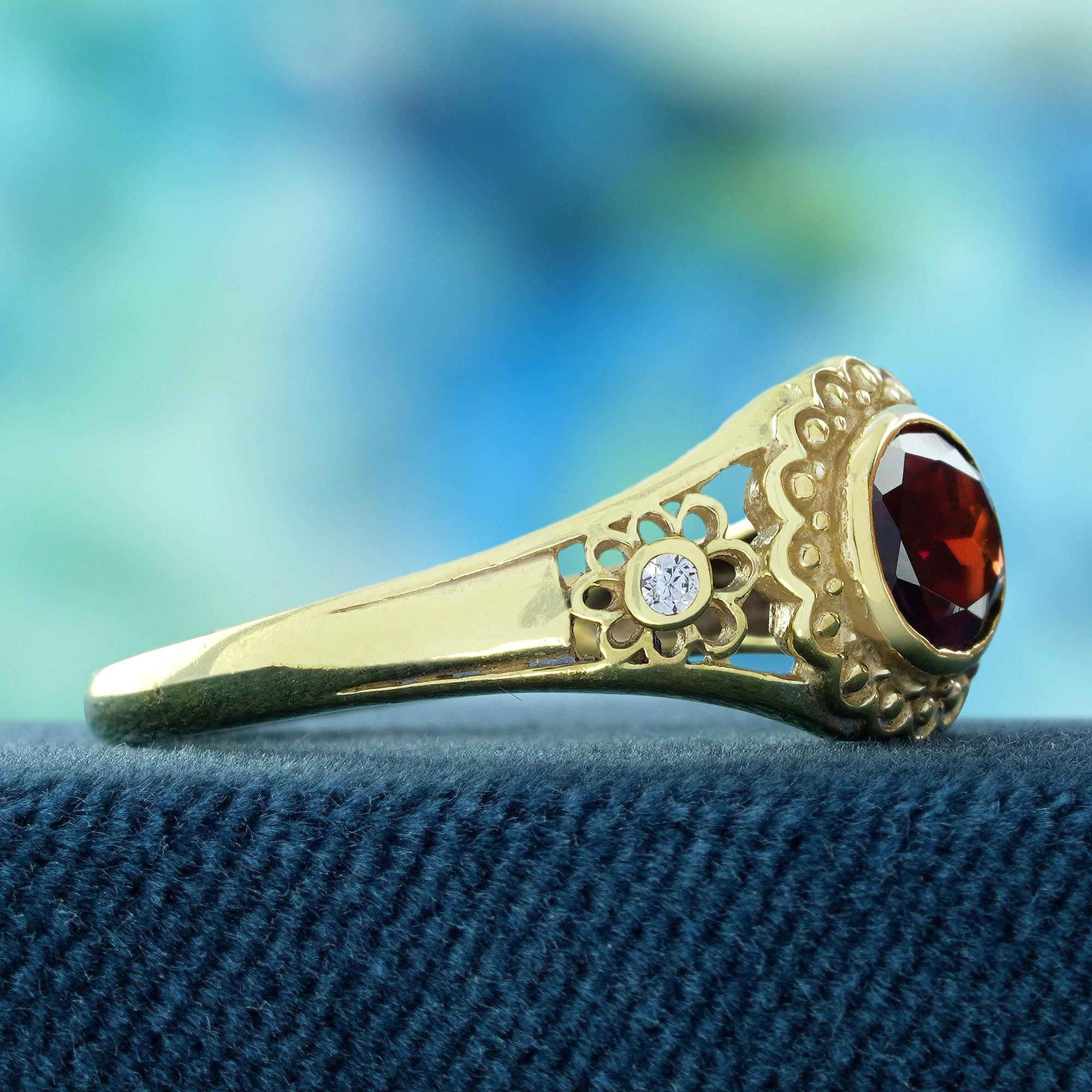 Anillo estilo vintage de oro amarillo de 9 quilates con motivo floral de granate natural y diamantes Corte oval en venta