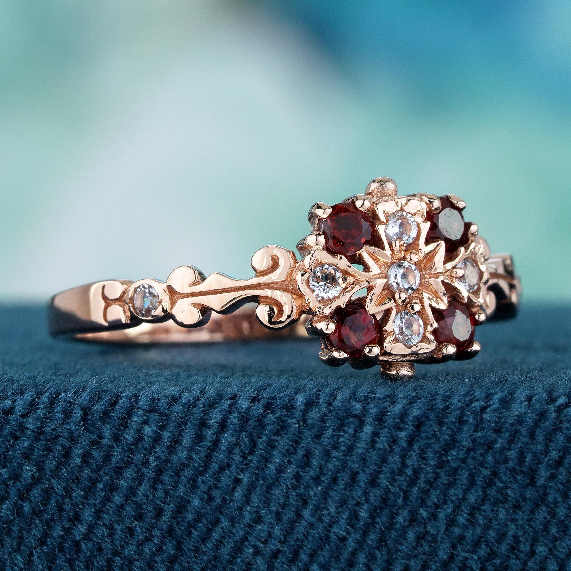 Contempla el encanto de este anillo floral de estilo vintage en oro rosa, adornado con granates naturales redondos y diamantes, testimonio de una elegancia exquisita y atemporal. La delicada banda de oro rosa, intrincadamente diseñada con motivos