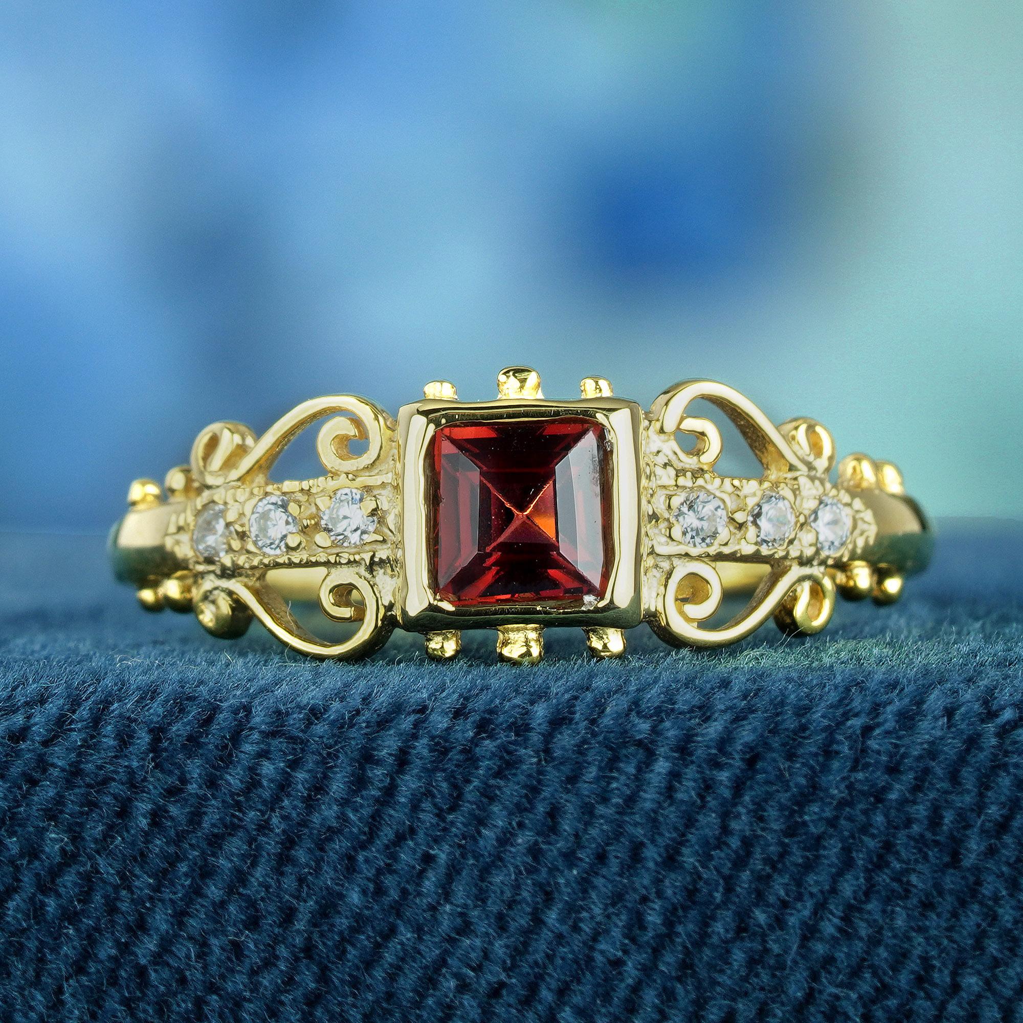 Solitär-Ring aus massivem 9 Karat Gelbgold mit natürlichem Granat und Diamant im Vintage-Stil (Edwardian) im Angebot