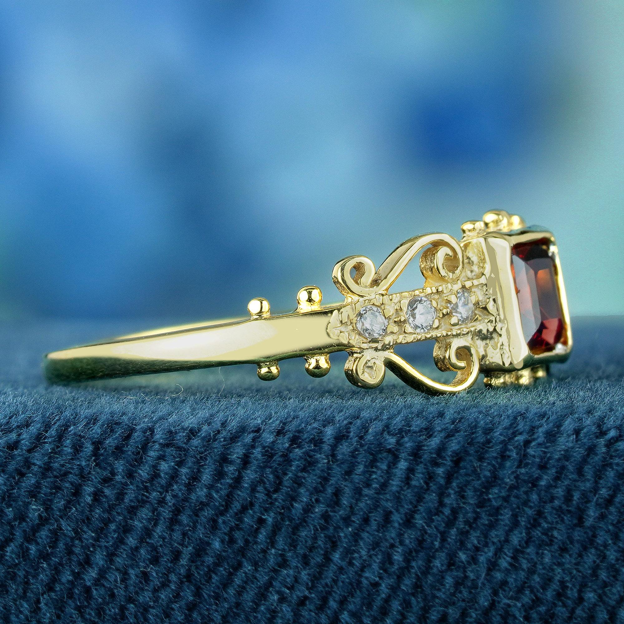 Solitär-Ring aus massivem 9 Karat Gelbgold mit natürlichem Granat und Diamant im Vintage-Stil (Carréeschliff) im Angebot