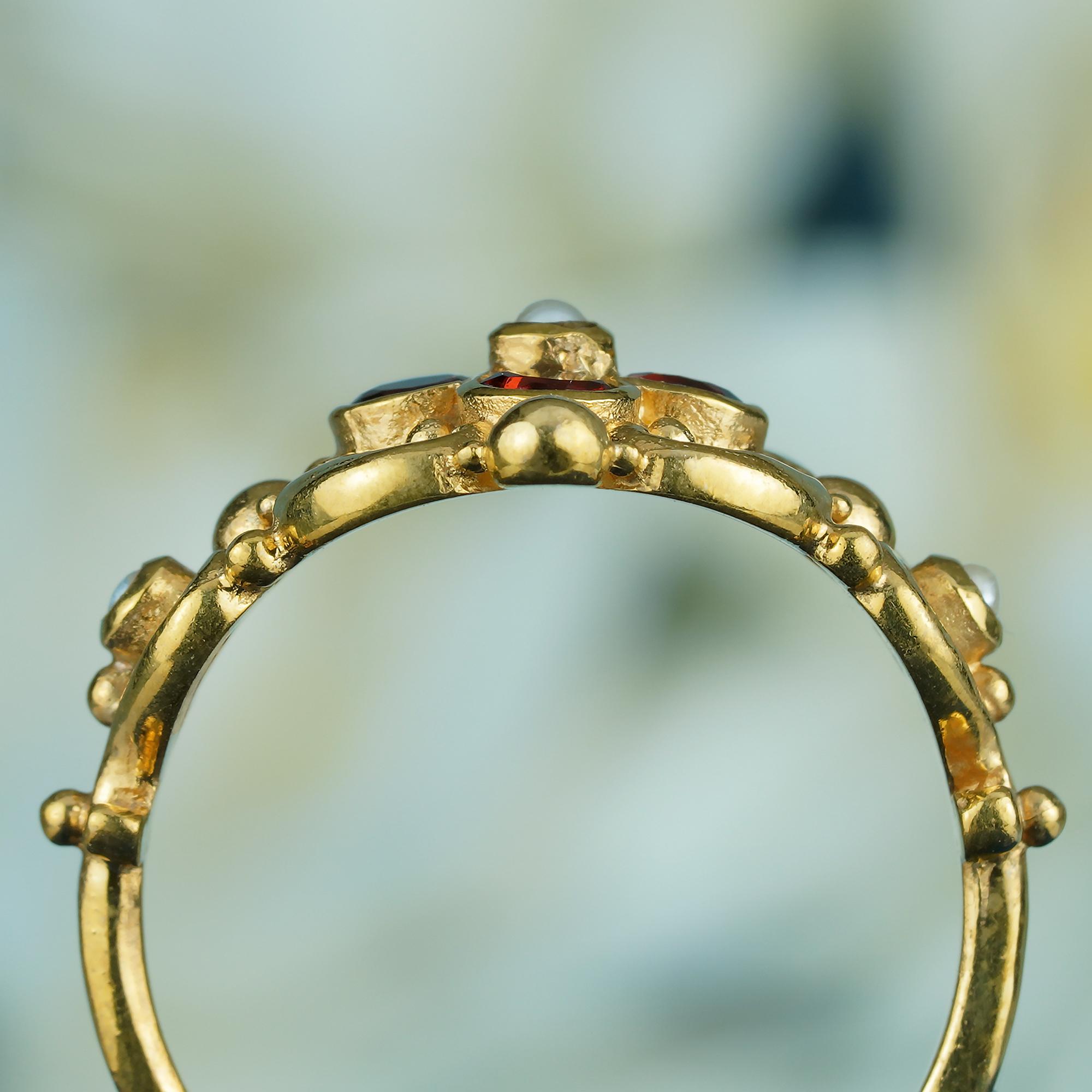 Natürlicher Granat und Perle Vintage-Cluster-Ring im Vintage-Stil aus massivem 9K Gold im Zustand „Neu“ im Angebot in Bangkok, TH