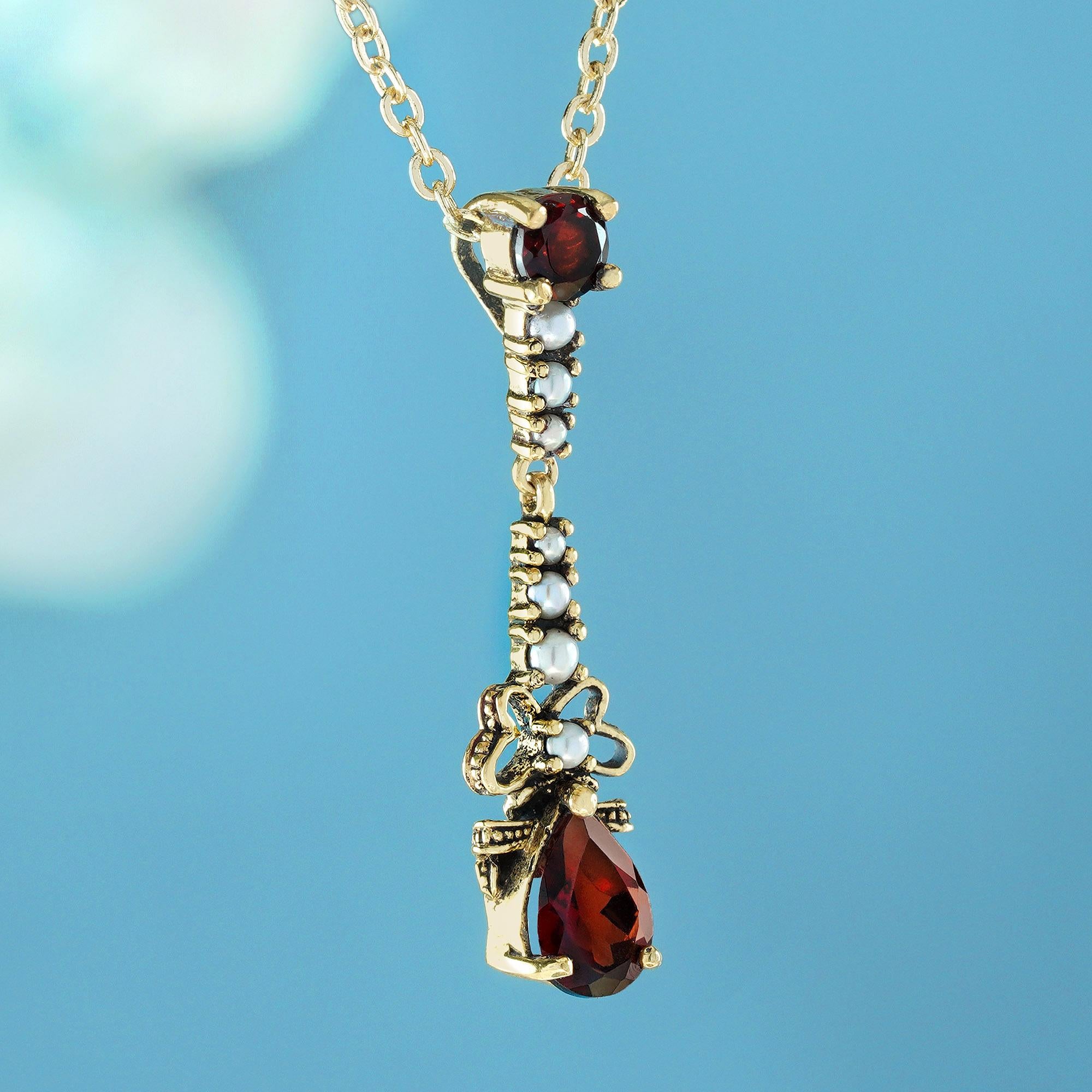 Édouardien Pendentif en or jaune 9K avec grenat naturel et perle de style vintage en vente