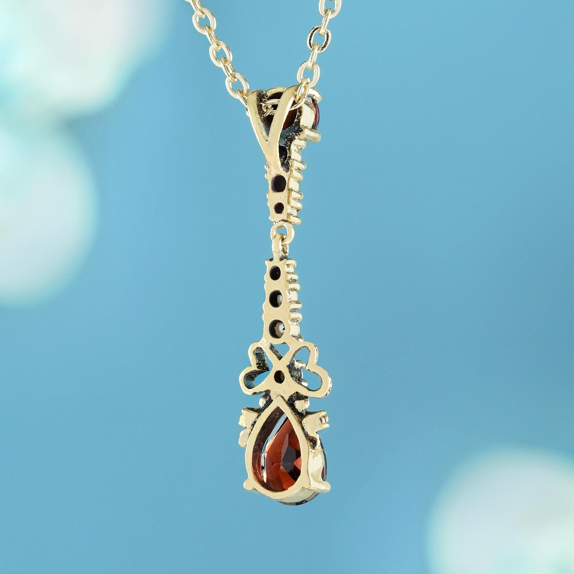 Taille poire Pendentif en or jaune 9K avec grenat naturel et perle de style vintage en vente