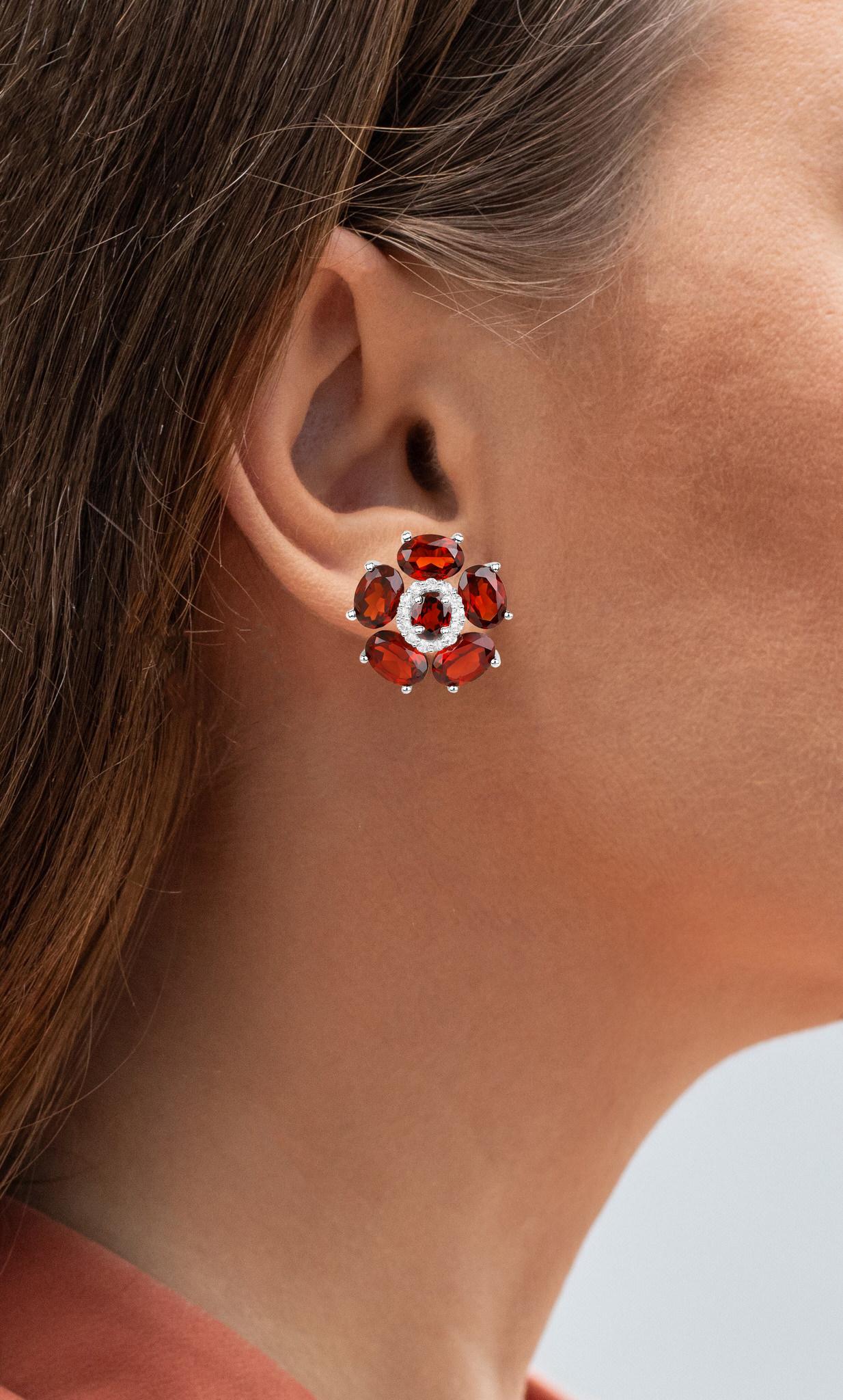 Viene fornito con la valutazione GIA GG/AJP
Tutte le pietre sono naturali 
Granati = 9,40 Carati
Topazi bianchi = 0,26 carati
Metallo: Argento 925 placcato oro bianco 18 carati
Posto con retro a frizione
Dimensioni degli orecchini: 17,5 x 17,5 mm