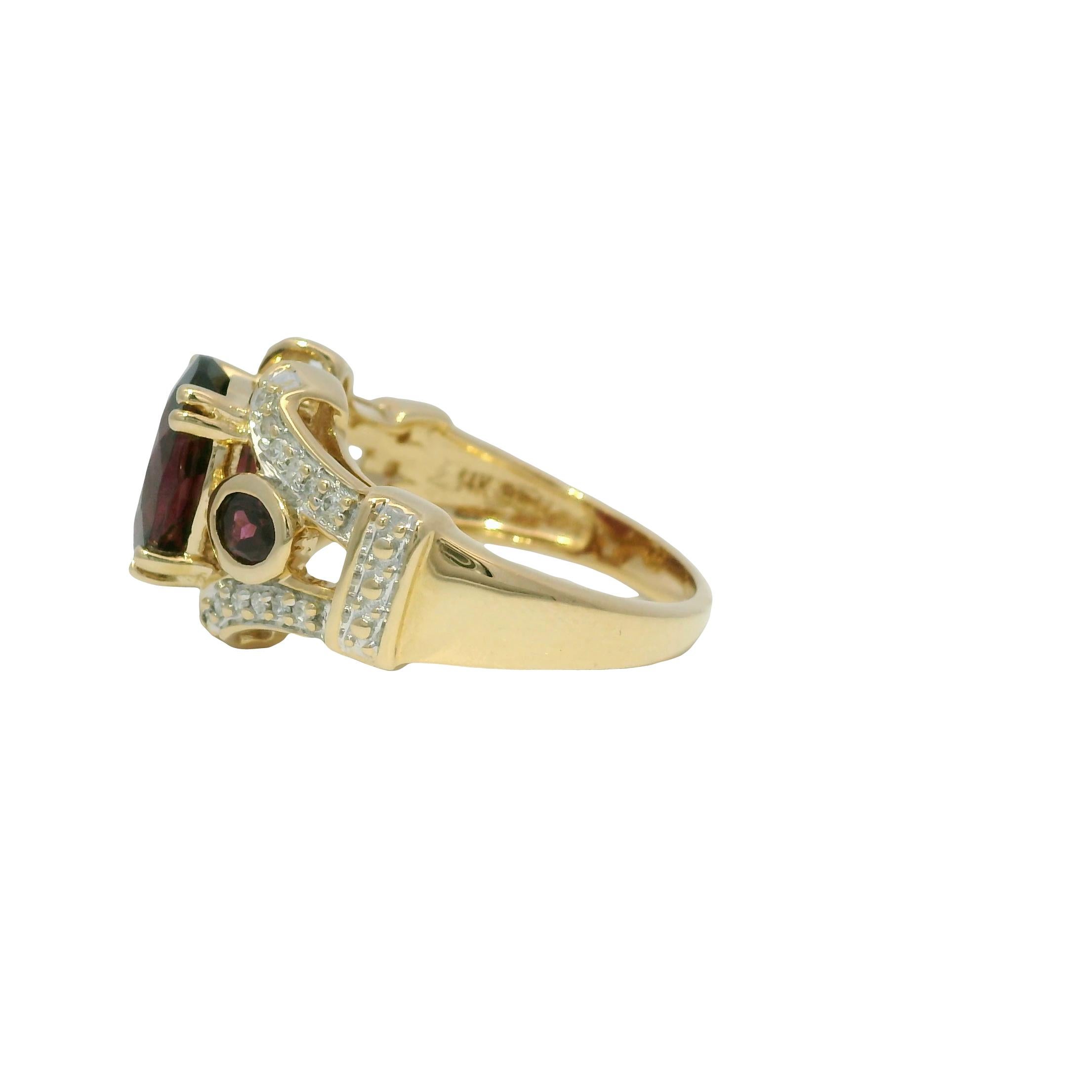 Anillo de Oro Amarillo de 14k Estilo Art Decó con Granate Natural y Diamantes
Diseñador: Sin marca
Estilo: Anillo estilo art déco de piedras preciosas granate y diamantes
Material: oro Amarillo 14k
Detalles de las gemas: Hay (3) gemas de granate