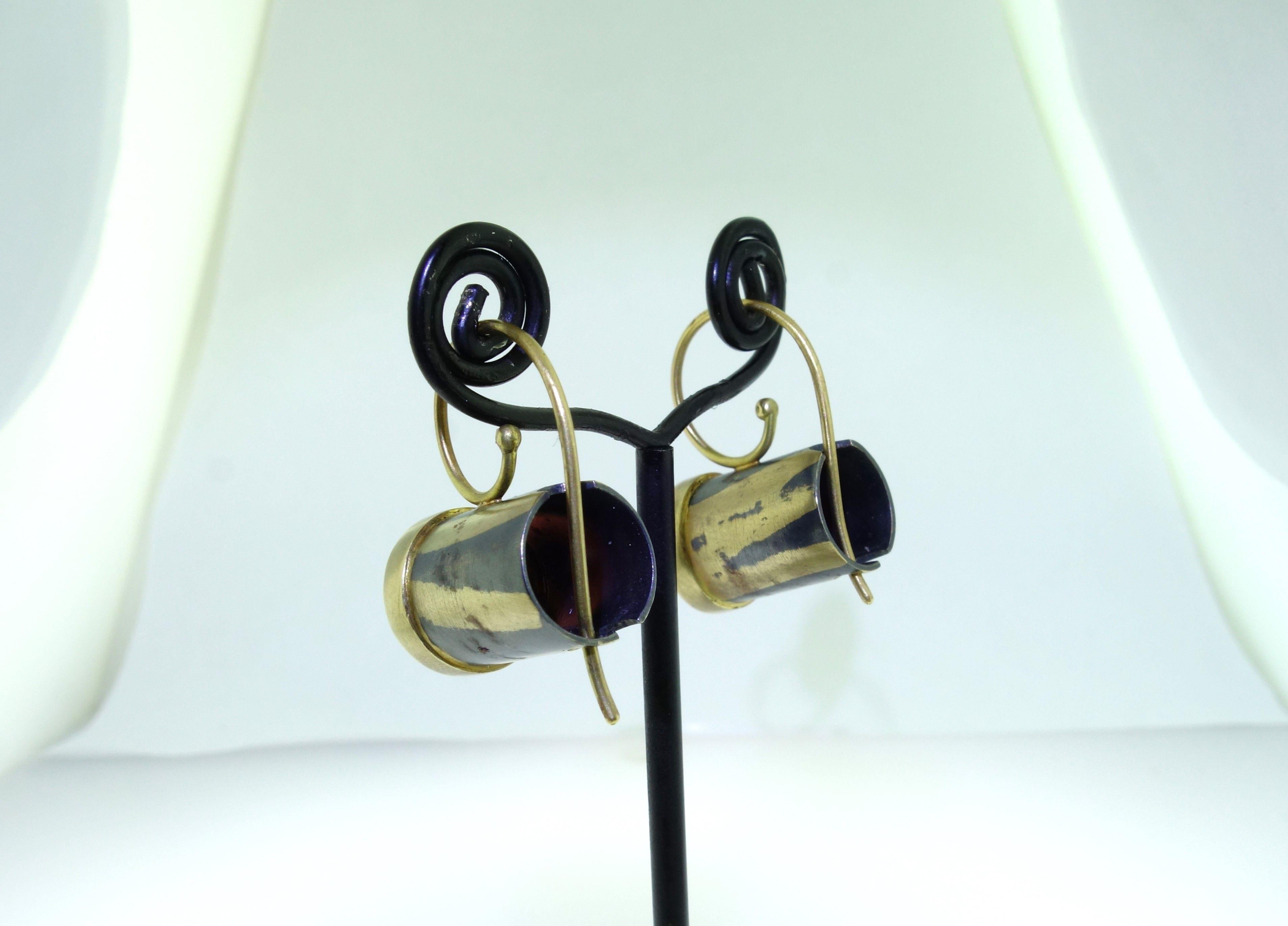 Boucles d'oreilles pendantes en or et argent sterling oxydé Neuf - En vente à Montreal, QC
