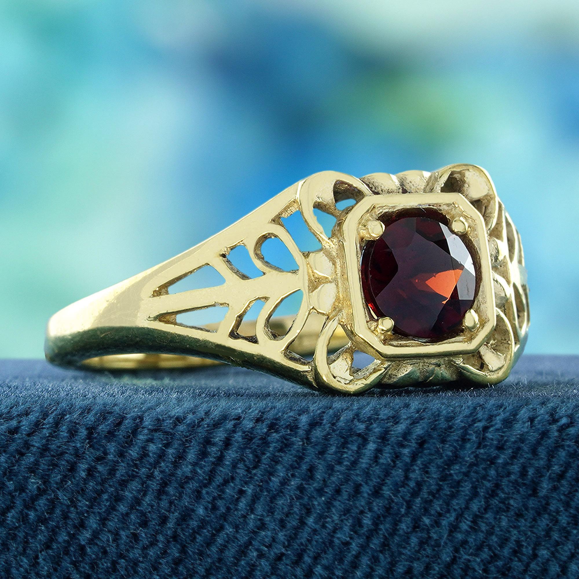 Édouardien Bague de style vintage en or jaune 9K avec grenat naturel ajouré en vente