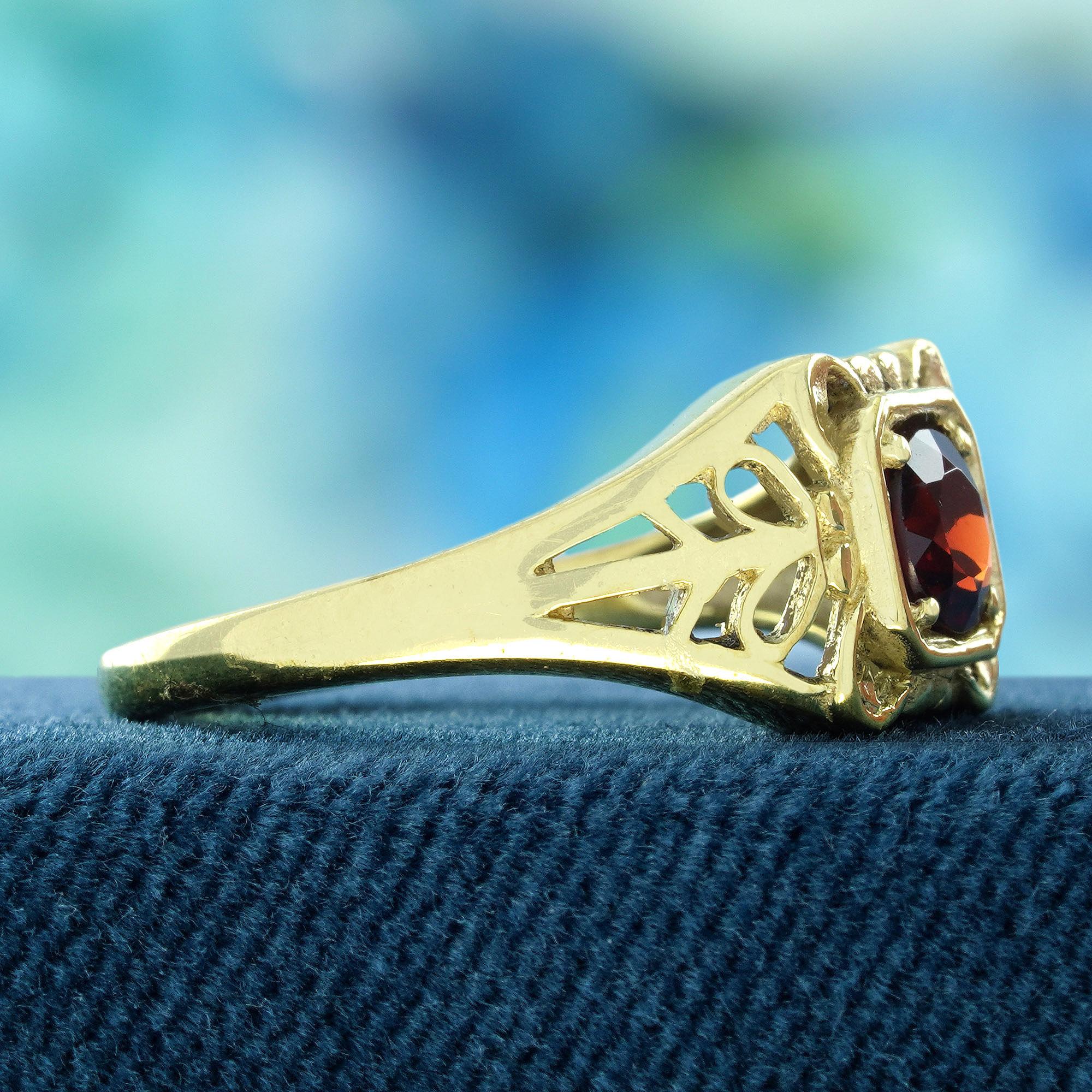 Taille ronde Bague de style vintage en or jaune 9K avec grenat naturel ajouré en vente