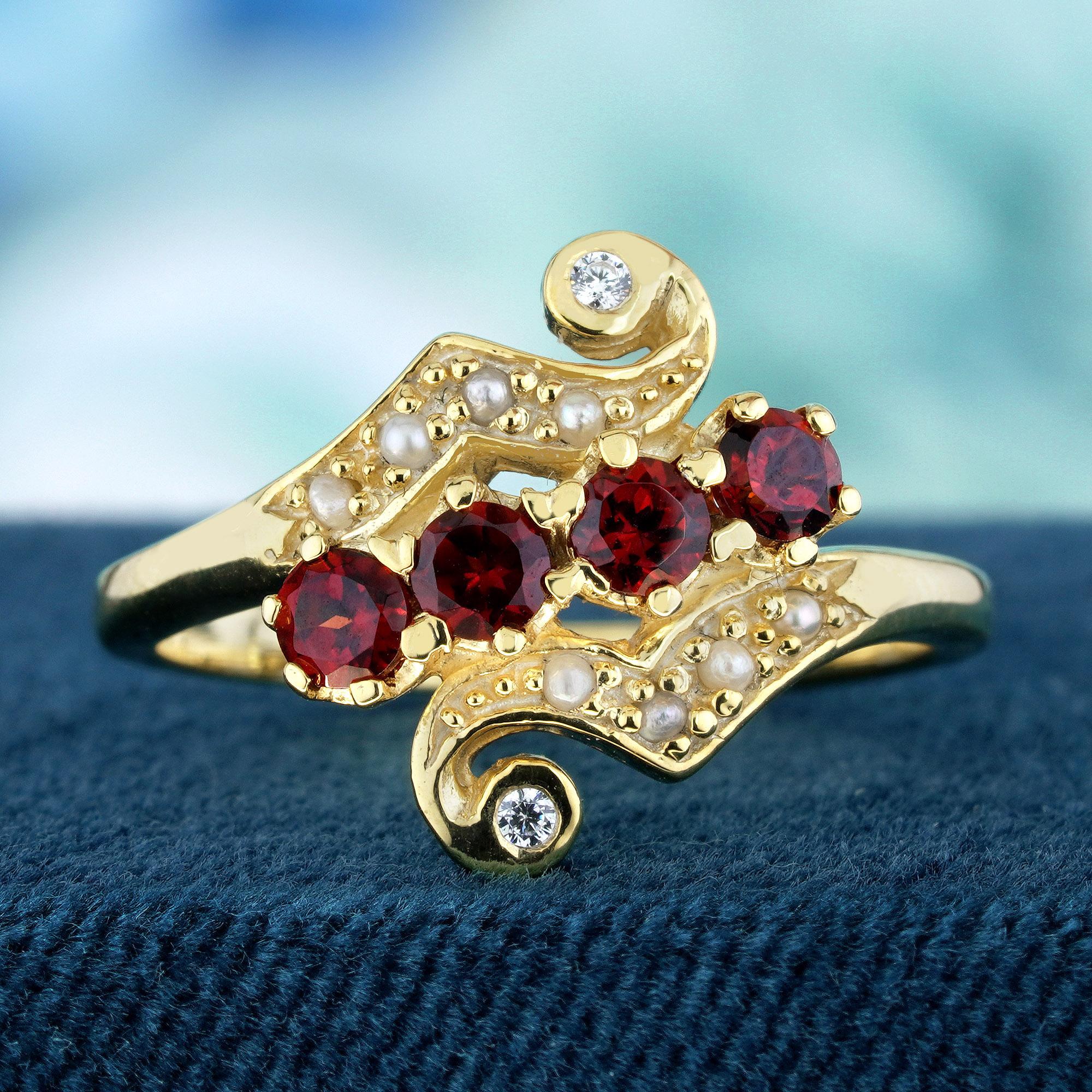 Ornez votre main de cette bague d'inspiration vintage, témoin de son allure délicate et distinctive. Son anneau et sa monture au design complexe évoquent l'élégance des époques passées et résonnent d'un charme durable. En son centre reposent quatre