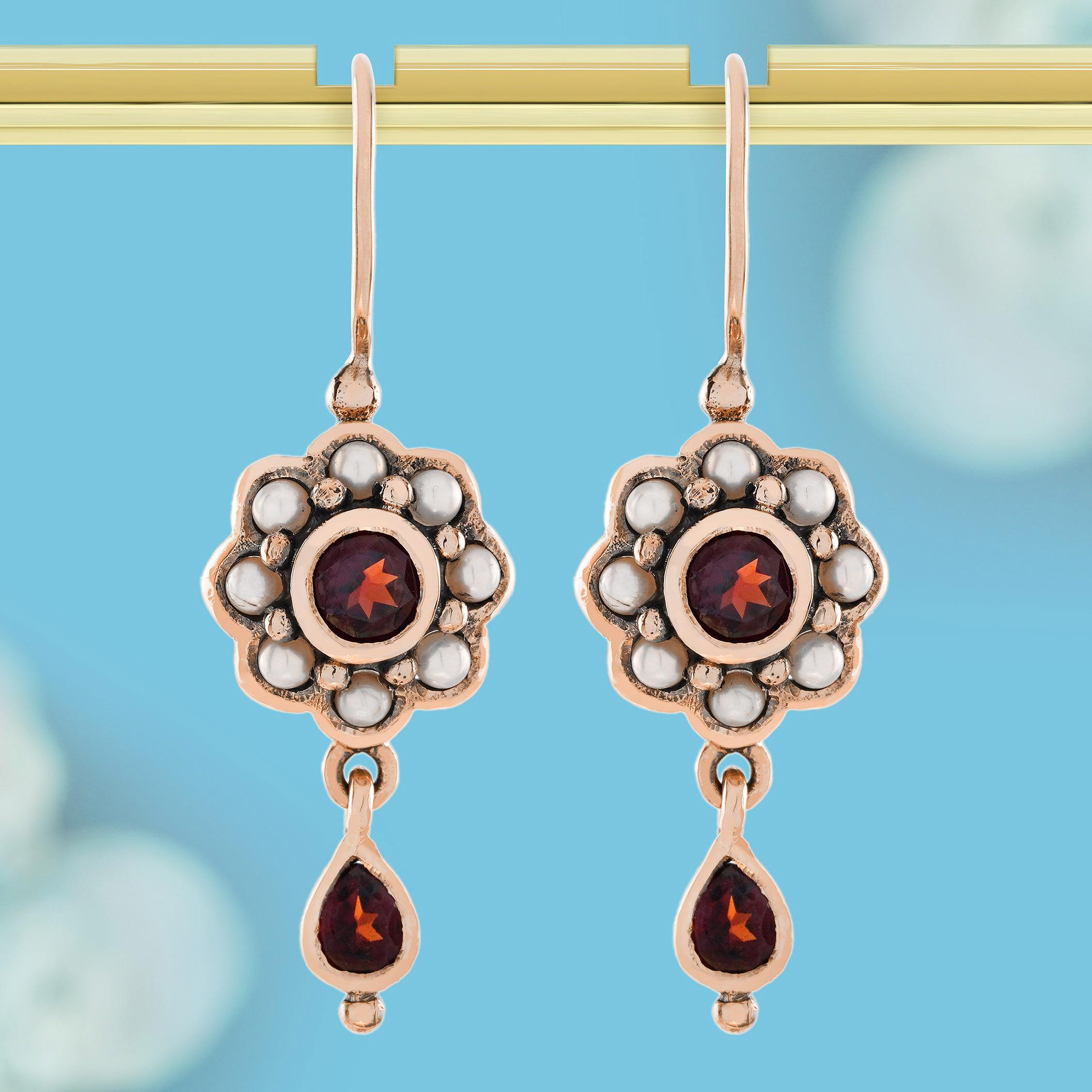Betreten Sie das üppige Reich der Vintage-Eleganz mit diesen atemberaubenden Ohrringen, die durch kunstvolle, von Blumen und Natur inspirierte Muster Opulenz verkörpern. Jeder Ohrring besticht durch ein bezauberndes Cluster-Design mit einem ovalen