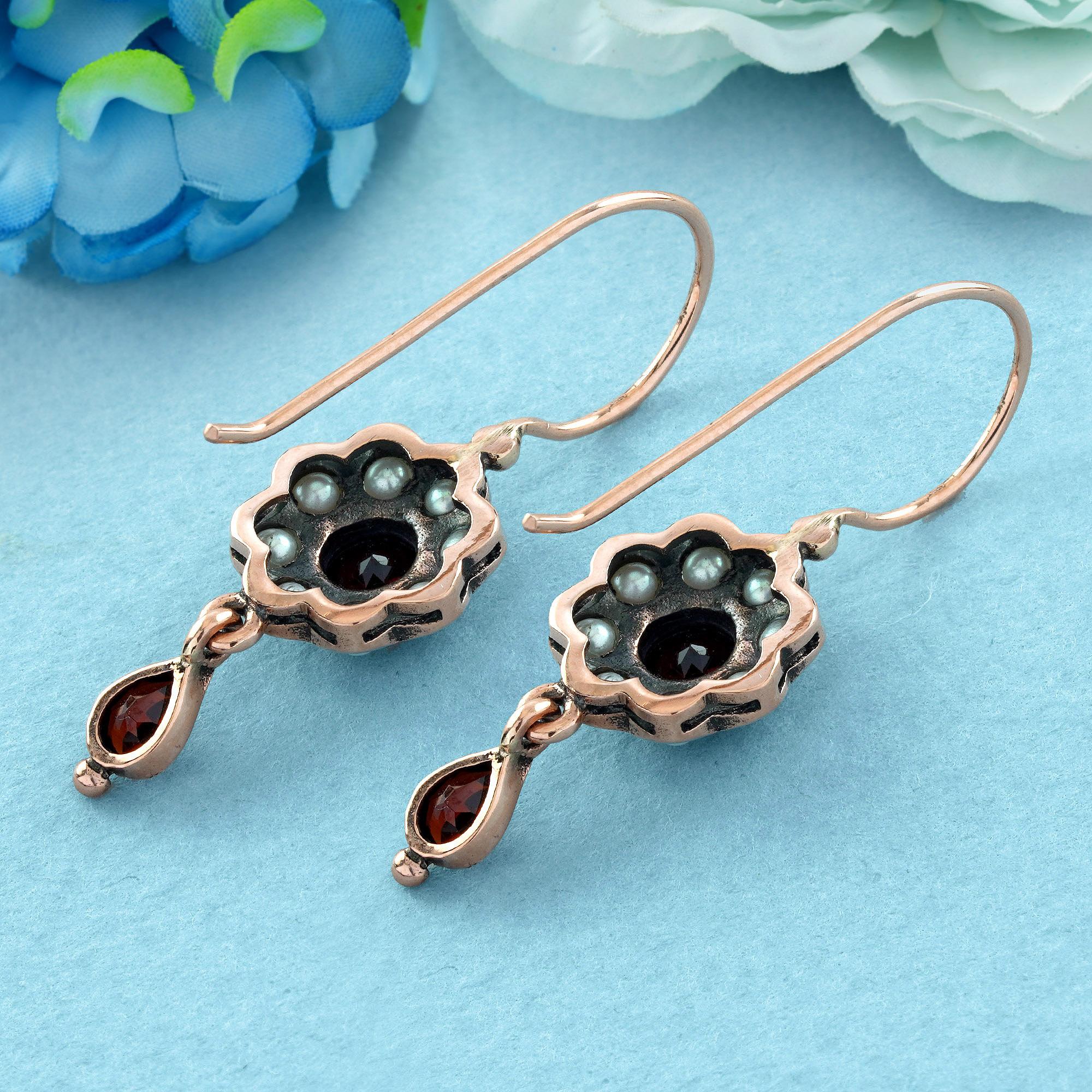 Natürliche Granat-Perlen-Tropfenohrringe im Vintage-Stil aus massivem 9K Roségold mit Blumenmuster (Ovalschliff) im Angebot