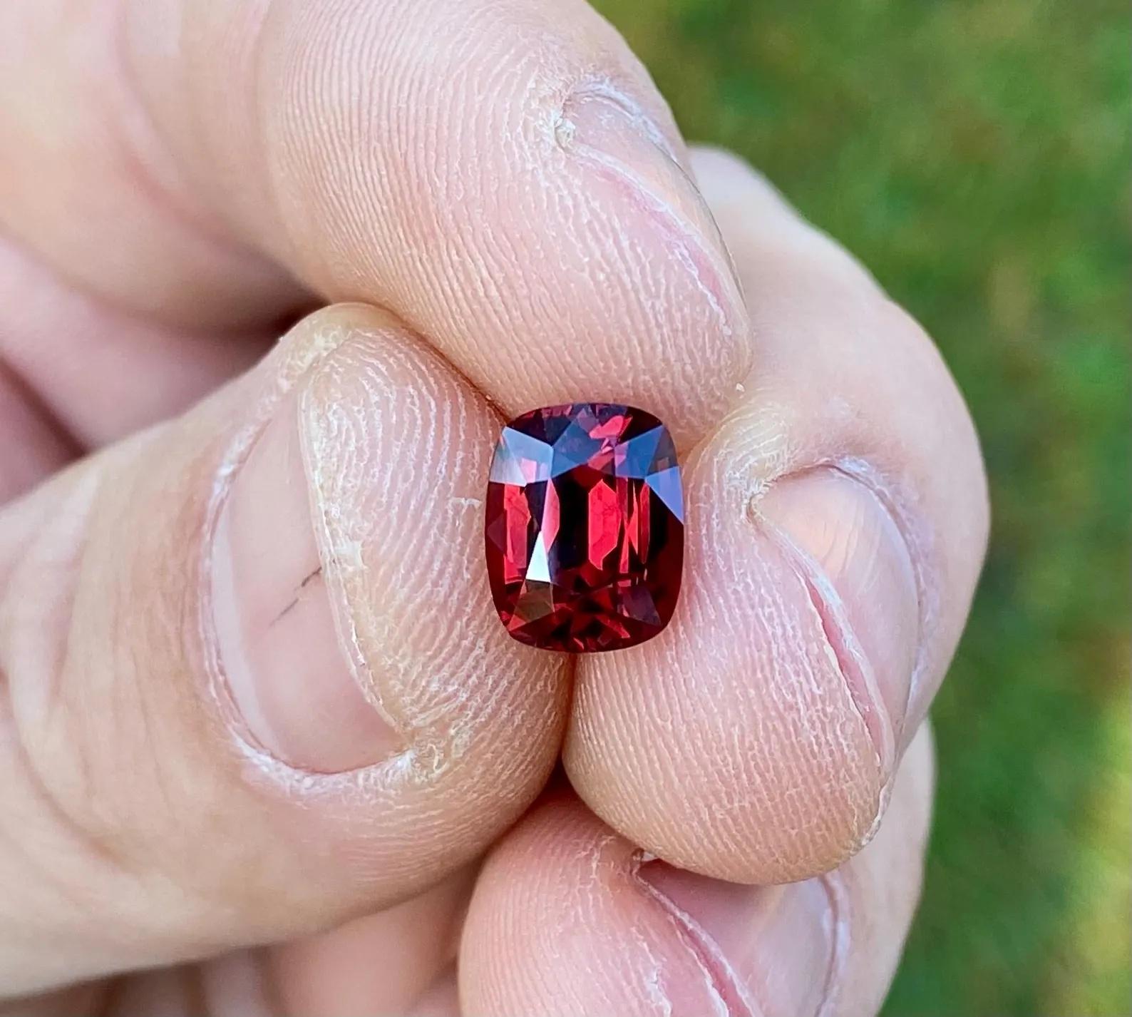 Natürlicher Granat Pyrop-Almandin loser Edelstein

Labor-zertifiziert AGL
Edelsteinfarbe: Orangish Red
Edelstein-Typ: Pyrop-Almandin-Granat
Größe des Edelsteins: 9,15x7,29x5,24 mm
Schnittnote: Sehr gut
Klarheit/Grad: Lupenrein
Form des Edelsteins: