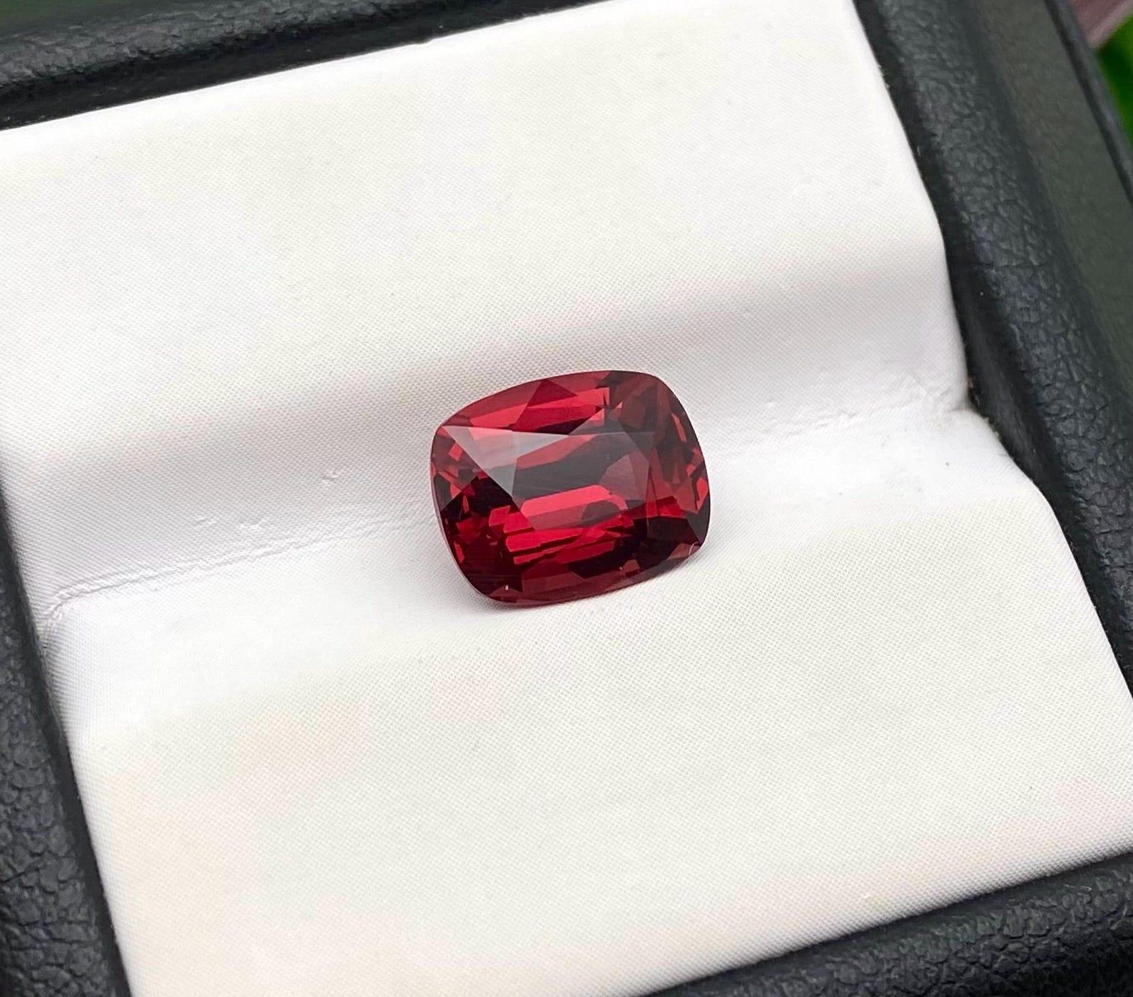 Cushion Cut Natural Garnet Pyrope-Almandine loose gemstone 3.11 ct, Cushion cut, Certificate For Sale