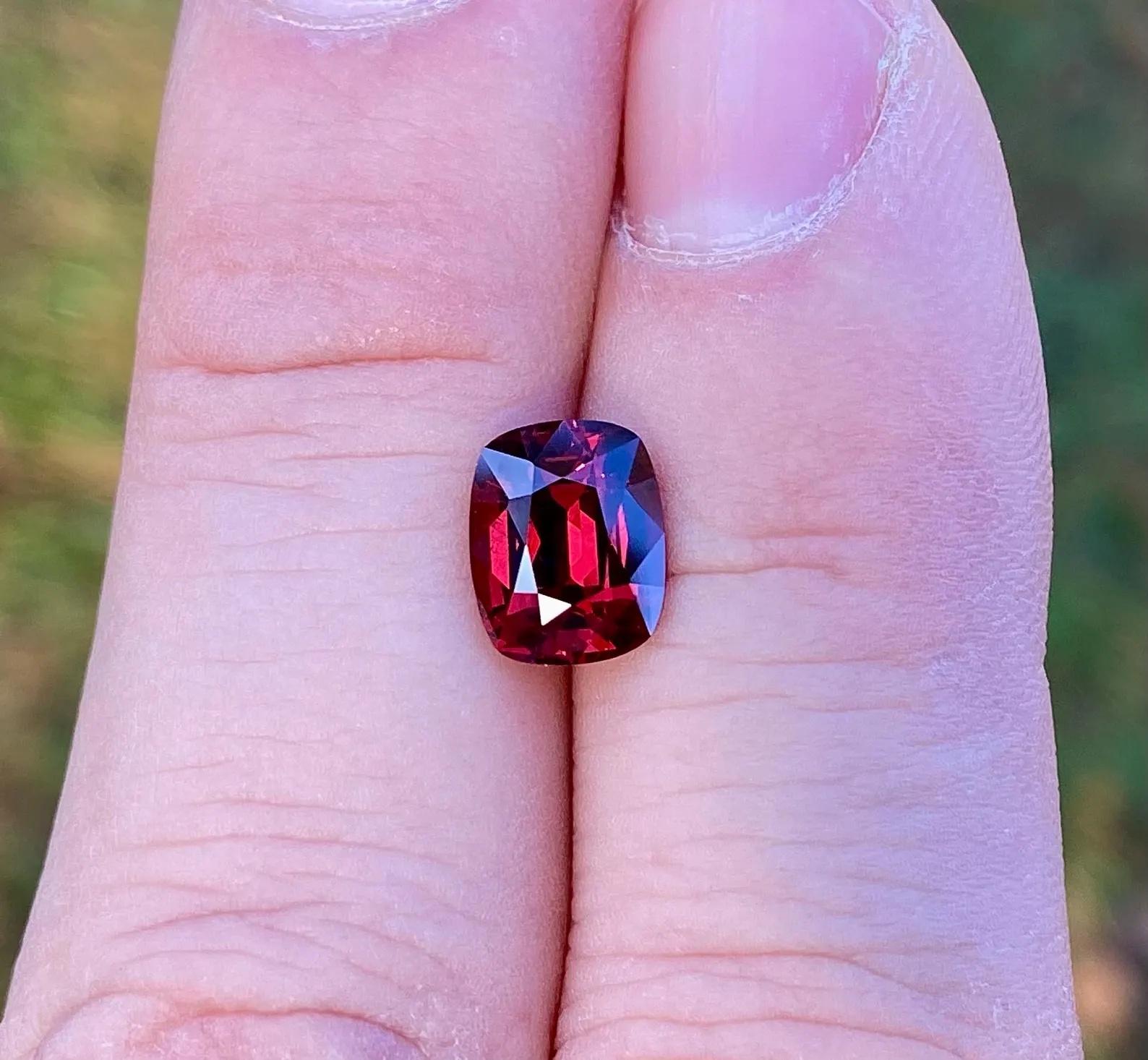 Natürlicher Granat Pyrop-Almandin loser Edelstein 3,11 ct, Kissenschliff, Zertifikat für Damen oder Herren im Angebot