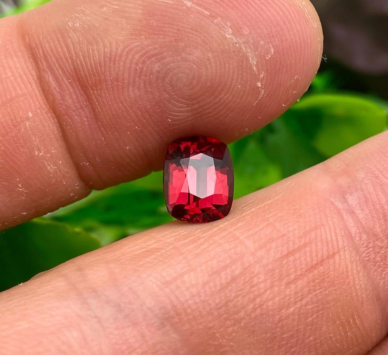 Natural Garnet Pyrope-Almandine loose gemstone 3.11 ct, Cushion cut, Certificate For Sale 2