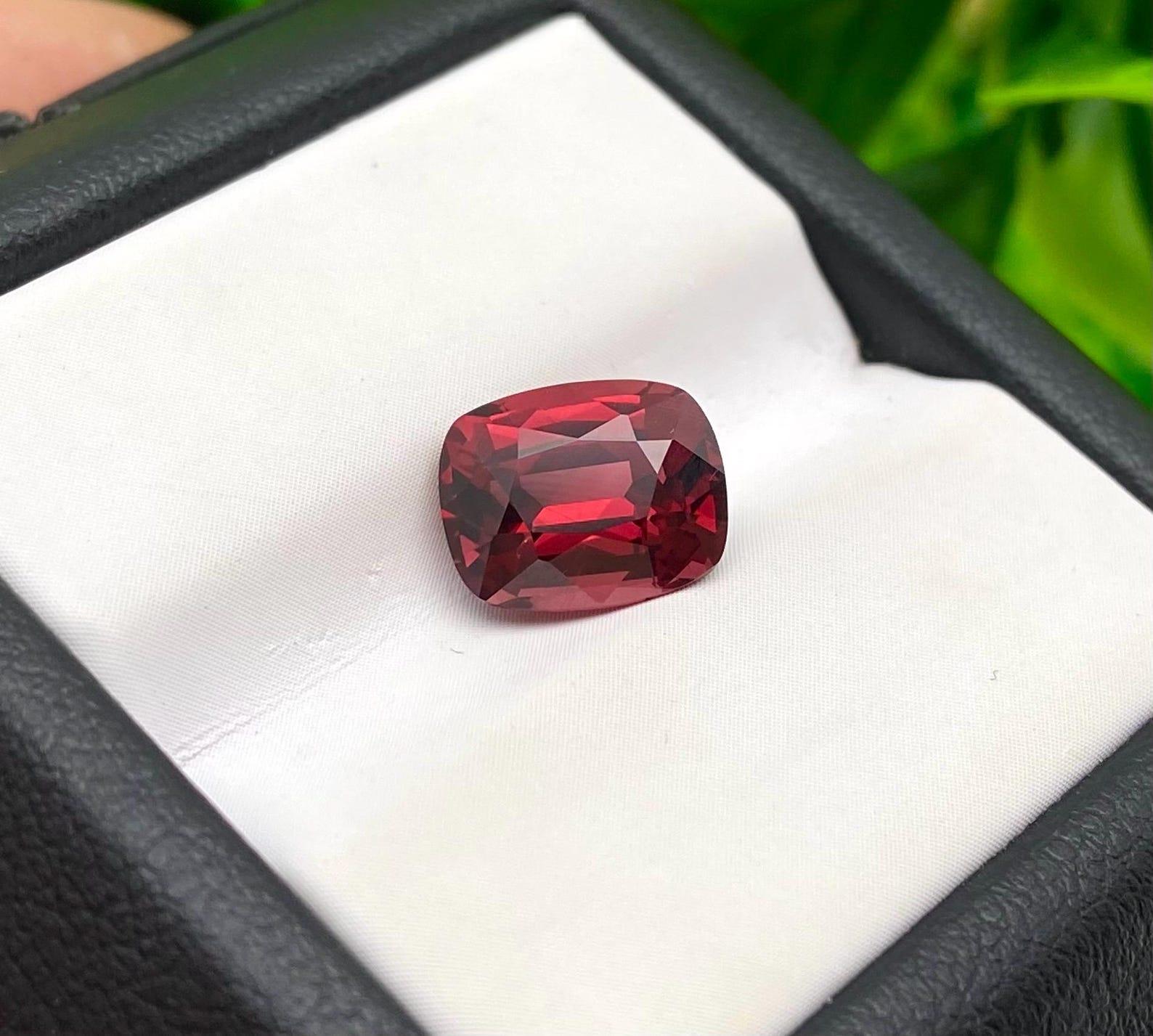 Natural Garnet Pyrope-Almandine loose gemstone 3.11 ct, Cushion cut, Certificate For Sale 3