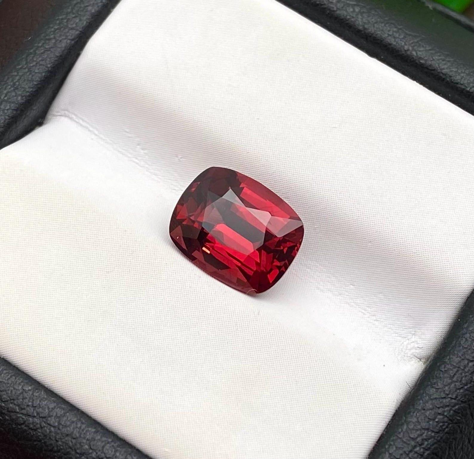 Natural Garnet Pyrope-Almandine loose gemstone 3.11 ct, Cushion cut, Certificate For Sale 4