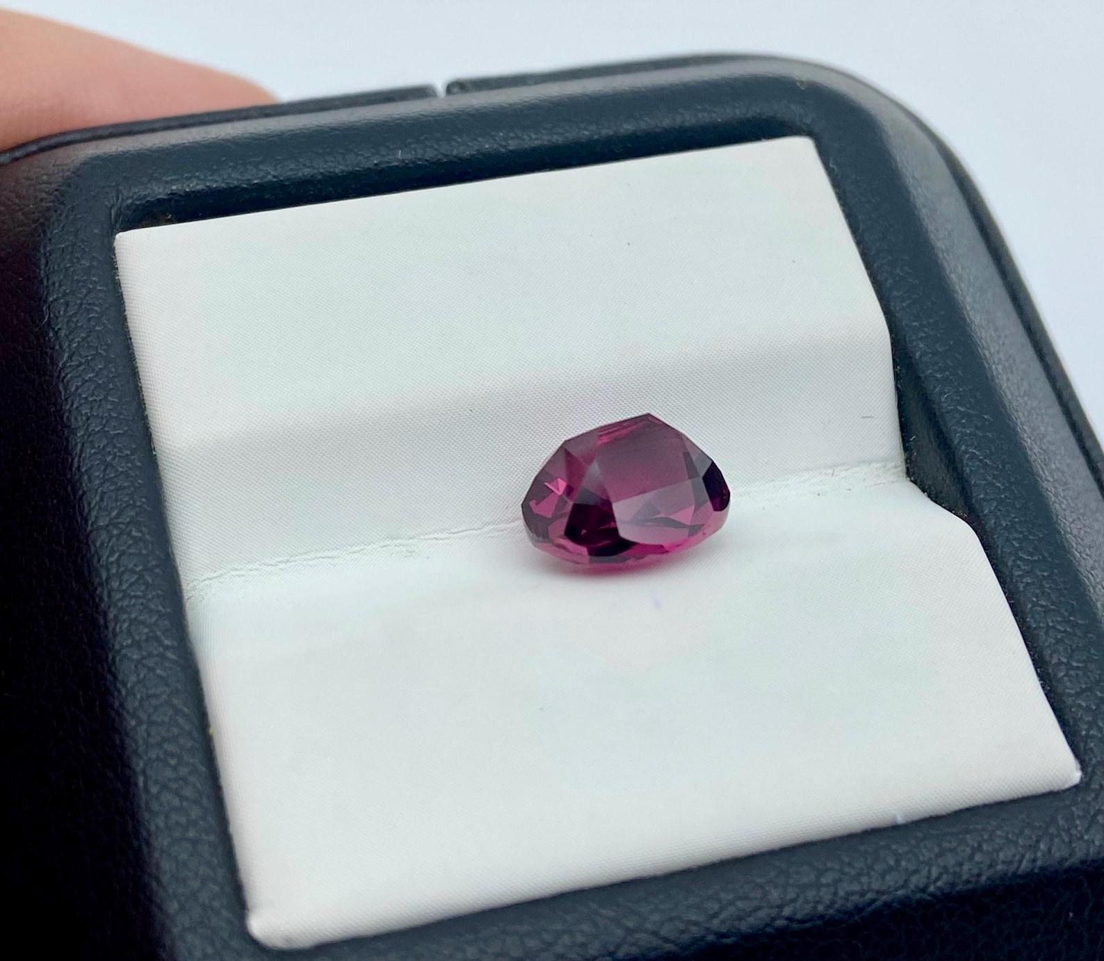 Gemma naturale di granato rodolite da 3,46 carati, taglio ovale, certificato AGL, Sri-Lanka In condizioni Nuovo in vendita a Daugavpils, LV