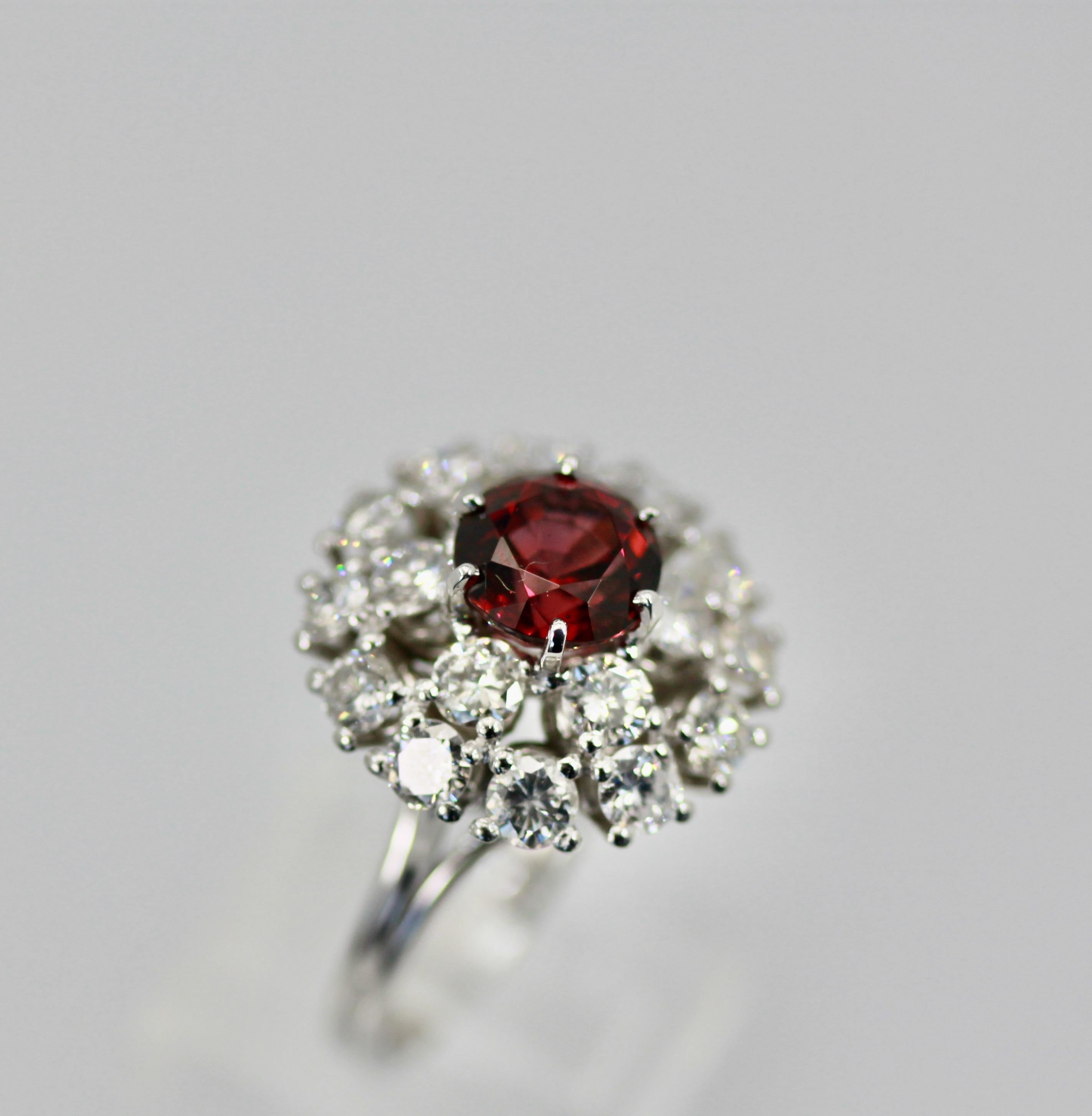 Dieser natürliche Granat-Rhodolit-Diamant-Cocktailring hat ein Gewicht von 3,66 Karat und wurde in keiner Weise behandelt.  Die Diamanten, die diesen Ring umgeben, sind über 3,00 Karat in einem Ziel / Ballerina-Stil Ring.  Die Diamanten sind G-H