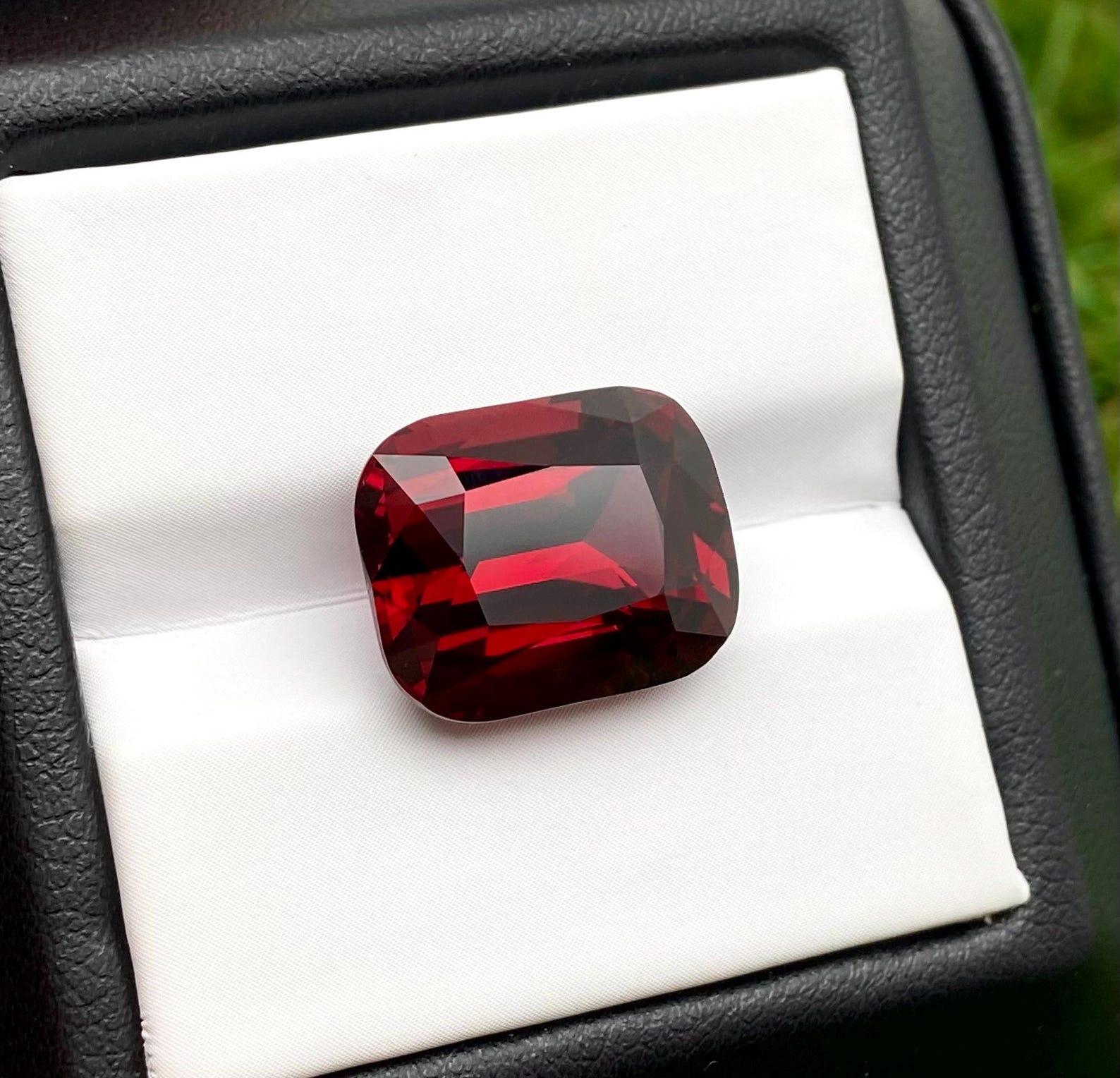 Natural Garnet Rhodolite gemstone 13.92 ct., Cushion cut, Tanzania, Certificate. In New Condition For Sale In Daugavpils, LV