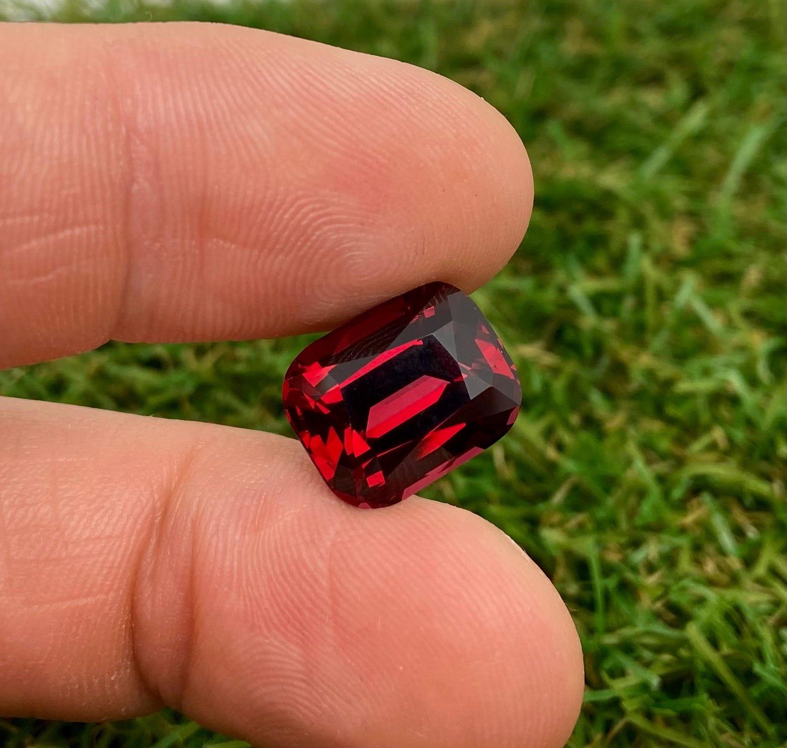 Women's or Men's Natural Garnet Rhodolite gemstone 13.92 ct., Cushion cut, Tanzania, Certificate. For Sale