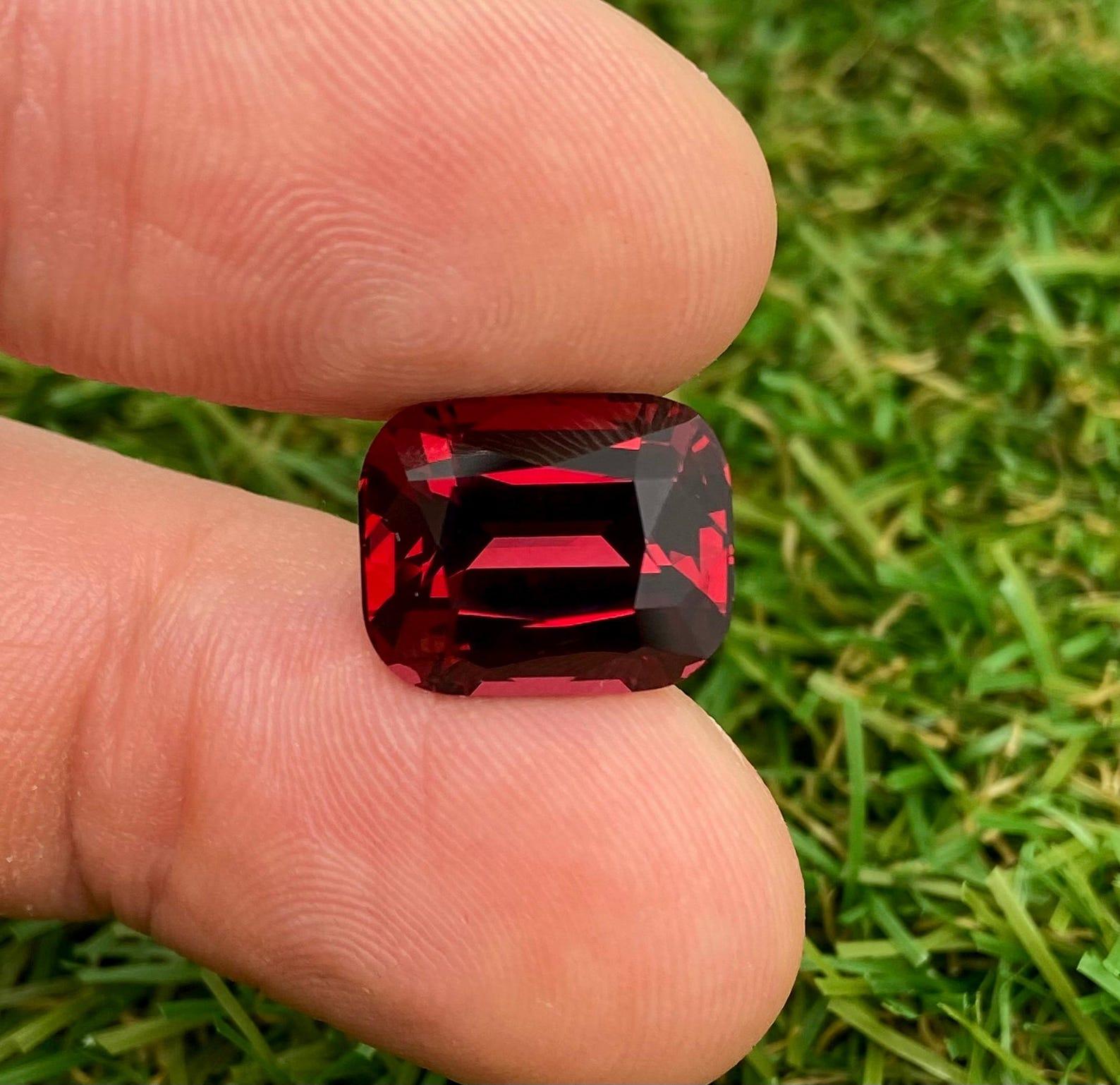 Natural Garnet Rhodolite gemstone 13.92 ct., Cushion cut, Tanzania, Certificate. For Sale 1