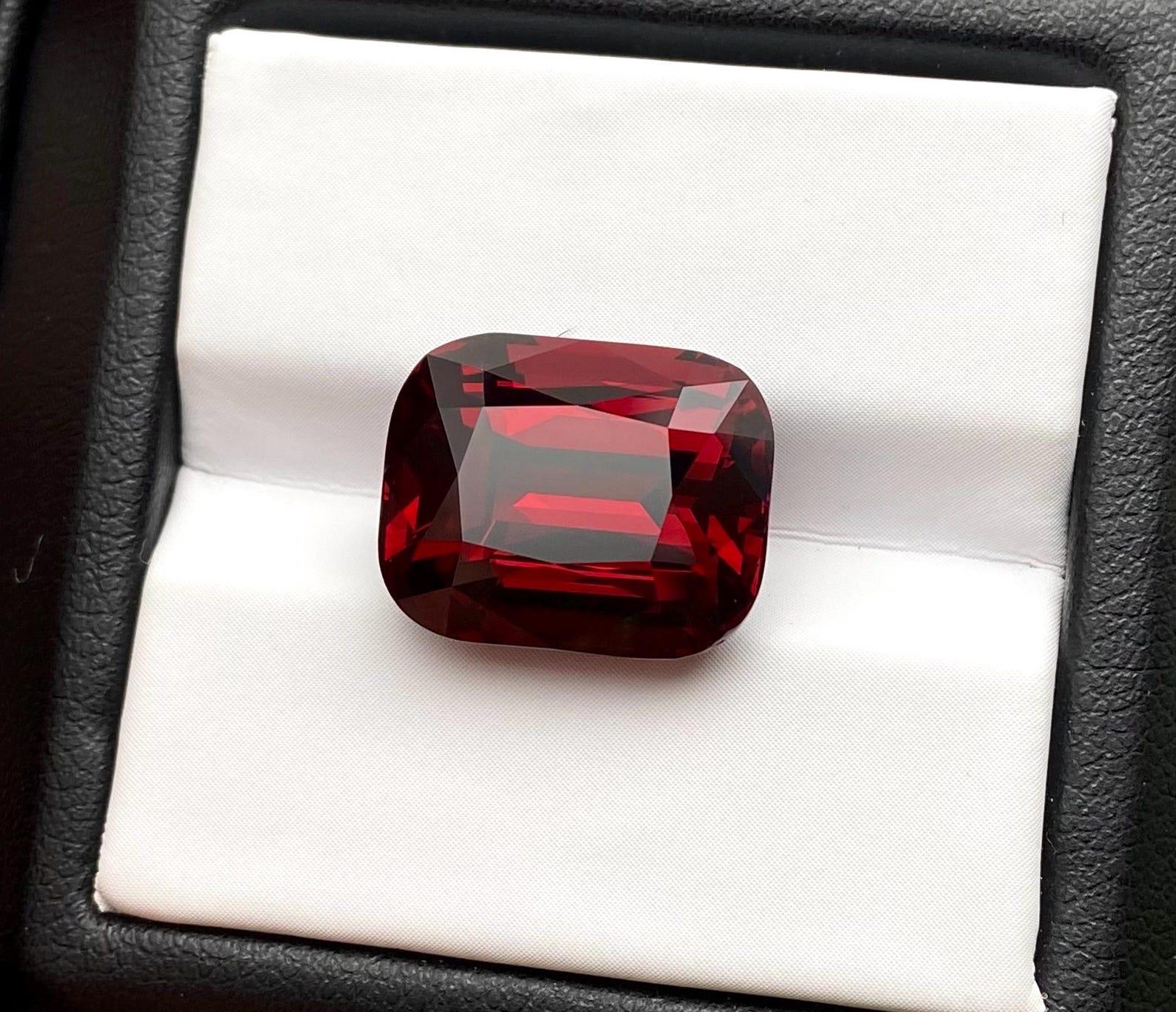 Natural Garnet Rhodolite gemstone 13.92 ct., Cushion cut, Tanzania, Certificate. For Sale 2