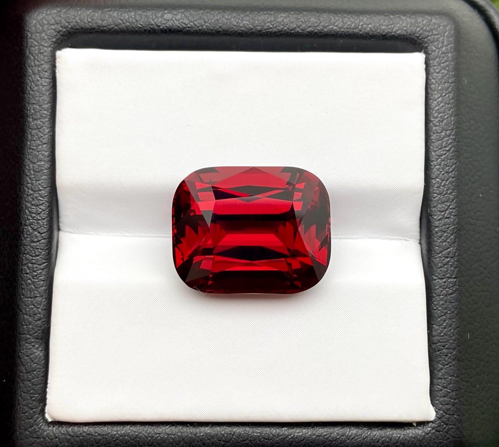 Natural Garnet Rhodolite gemstone 13.92 ct., Cushion cut, Tanzania, Certificate. For Sale 3