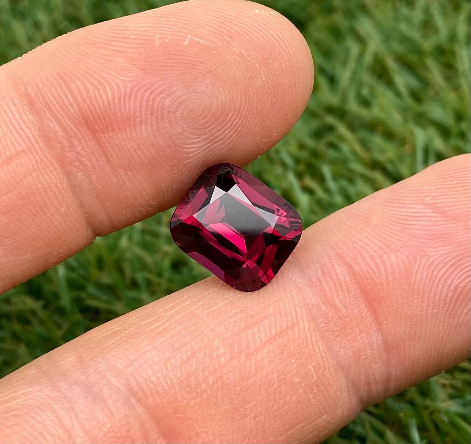 Pierre précieuse rhodolite grenat naturelle de 8.0 carats, taille coussin, Tanzanie, certificat en vente 5