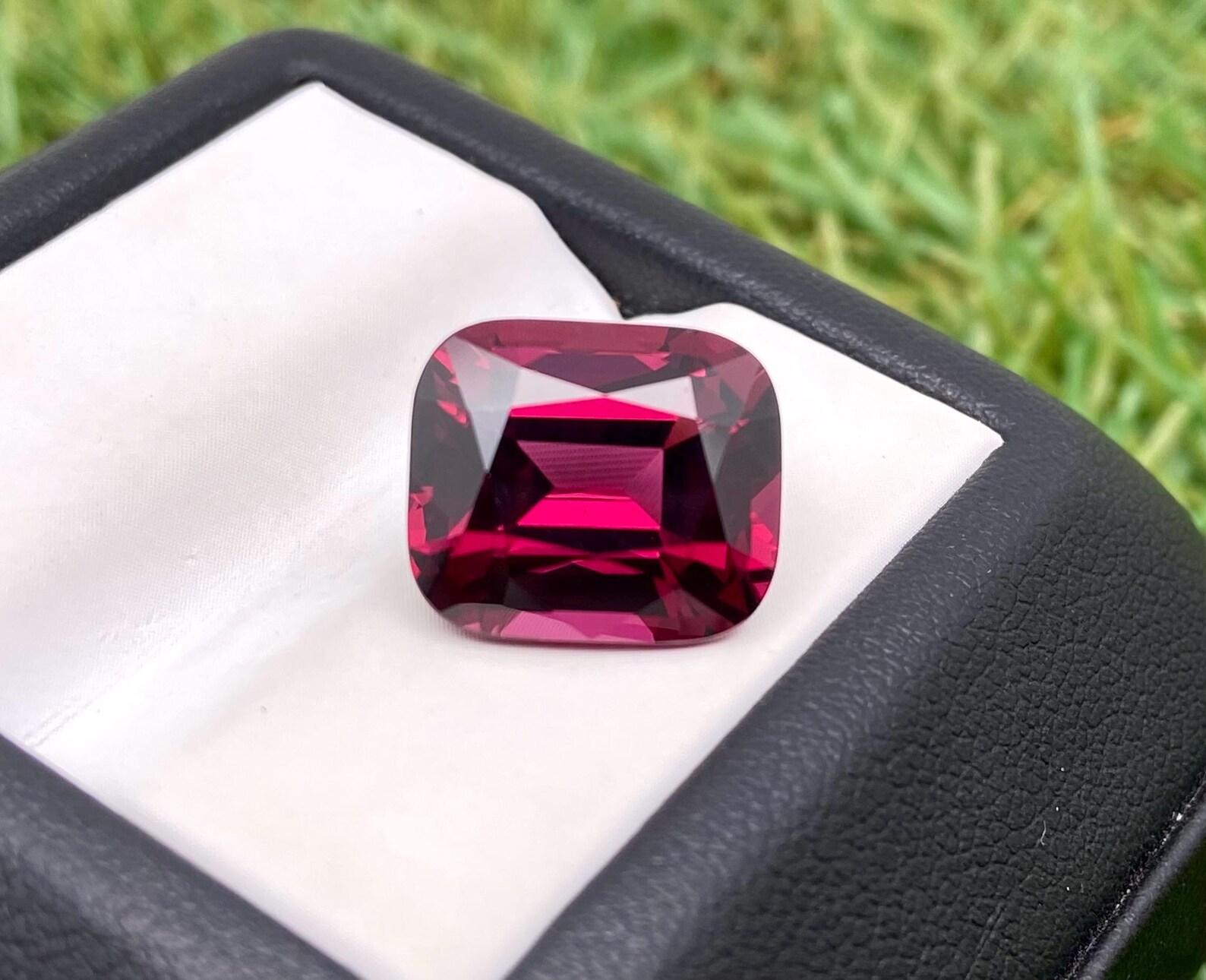 Pierre précieuse rhodolite grenat naturelle de 8.0 carats, taille coussin, Tanzanie, certificat en vente 6