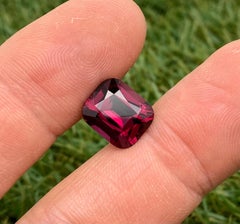 Natural Garnet Rhodolite gemstone 8.0 ct., Cushion cut, Tanzania, Certificate.