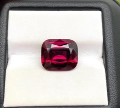 Natural Garnet Rhodolite gemstone 8.0 ct., Cushion cut, Tanzania, Certificate.