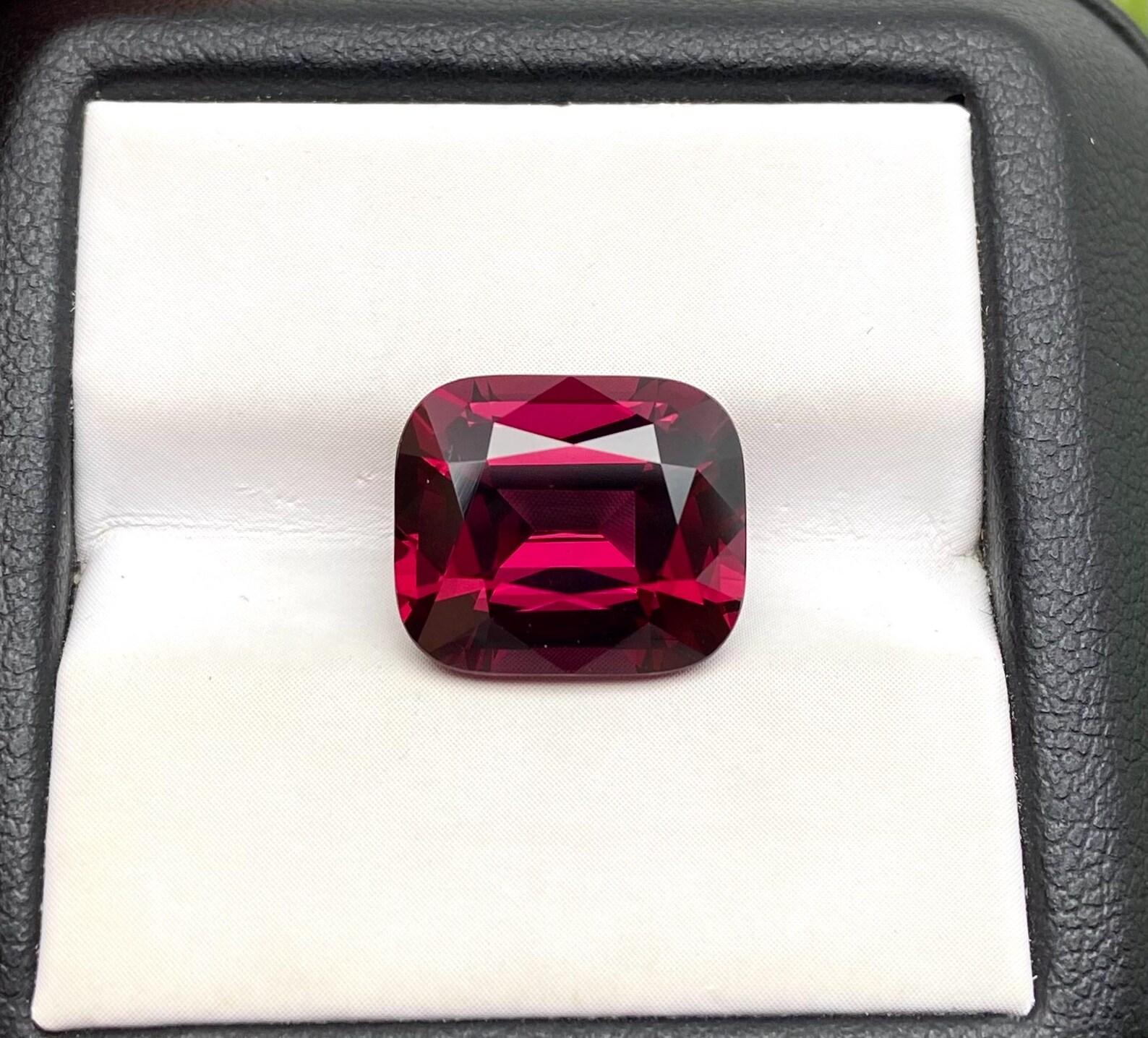 Taille coussin Pierre précieuse rhodolite grenat naturelle de 8.0 carats, taille coussin, Tanzanie, certificat en vente