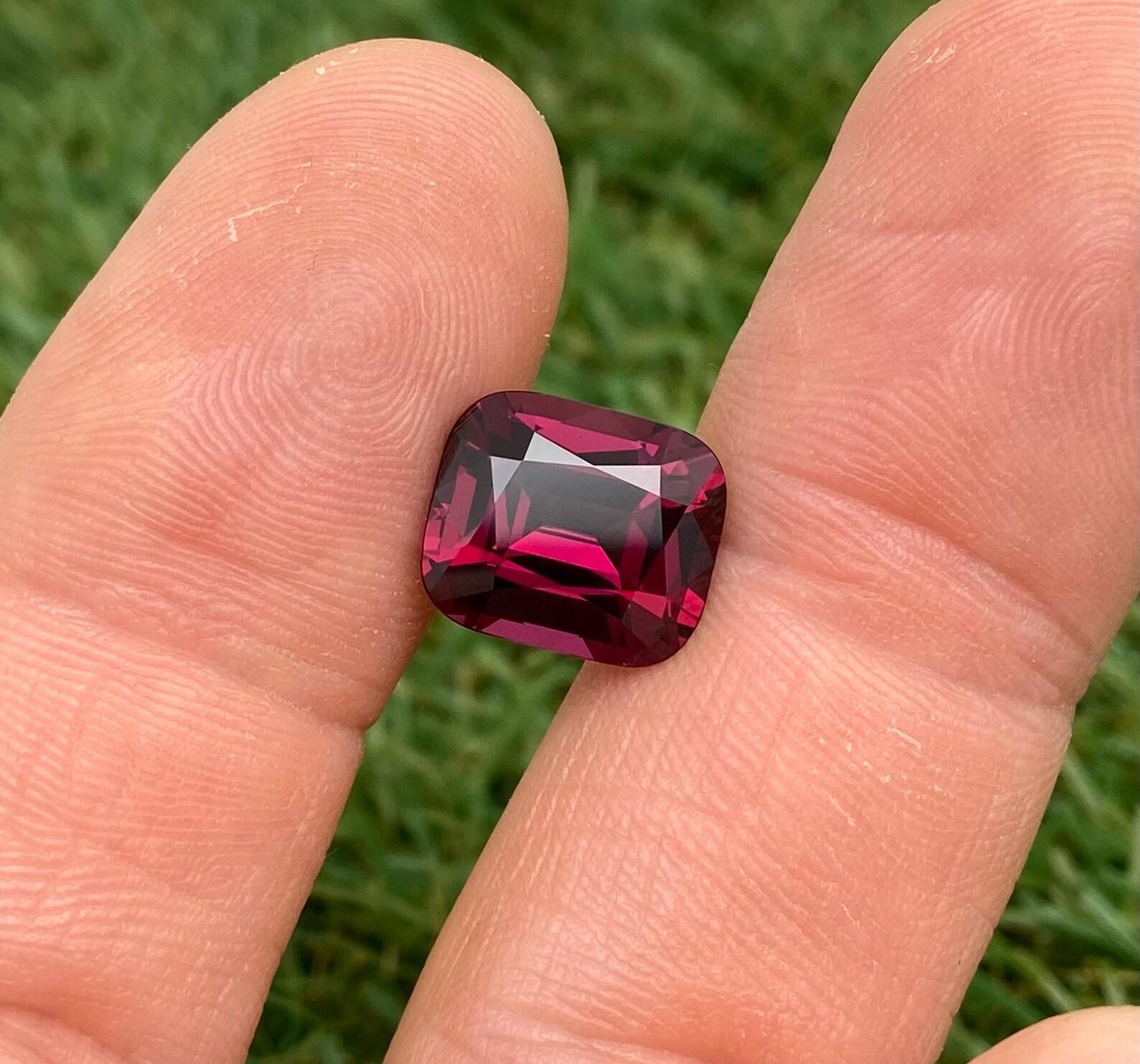 Pierre précieuse rhodolite grenat naturelle de 8.0 carats, taille coussin, Tanzanie, certificat Neuf - En vente à Daugavpils, LV