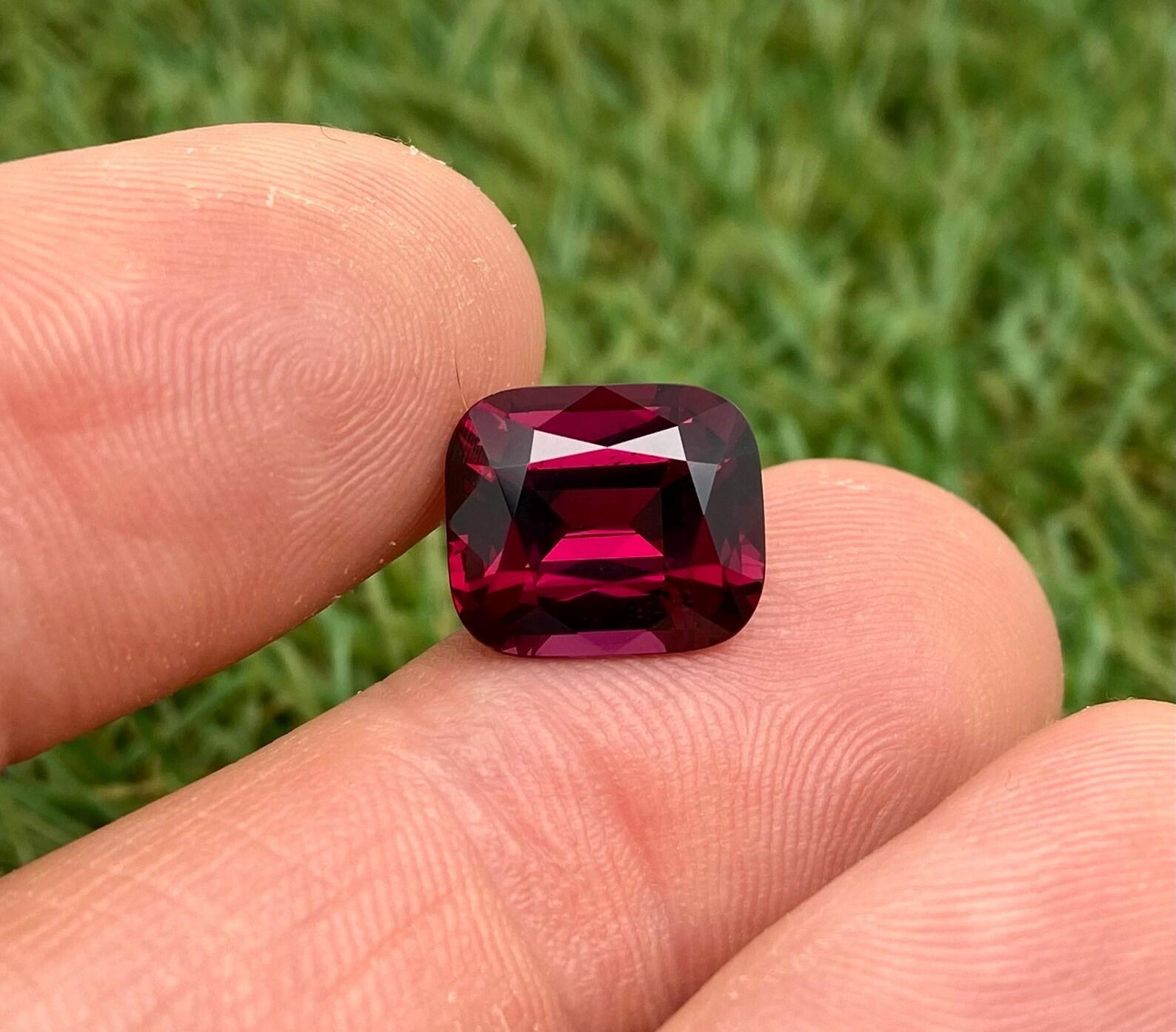 Pierre précieuse rhodolite grenat naturelle de 8.0 carats, taille coussin, Tanzanie, certificat en vente 1