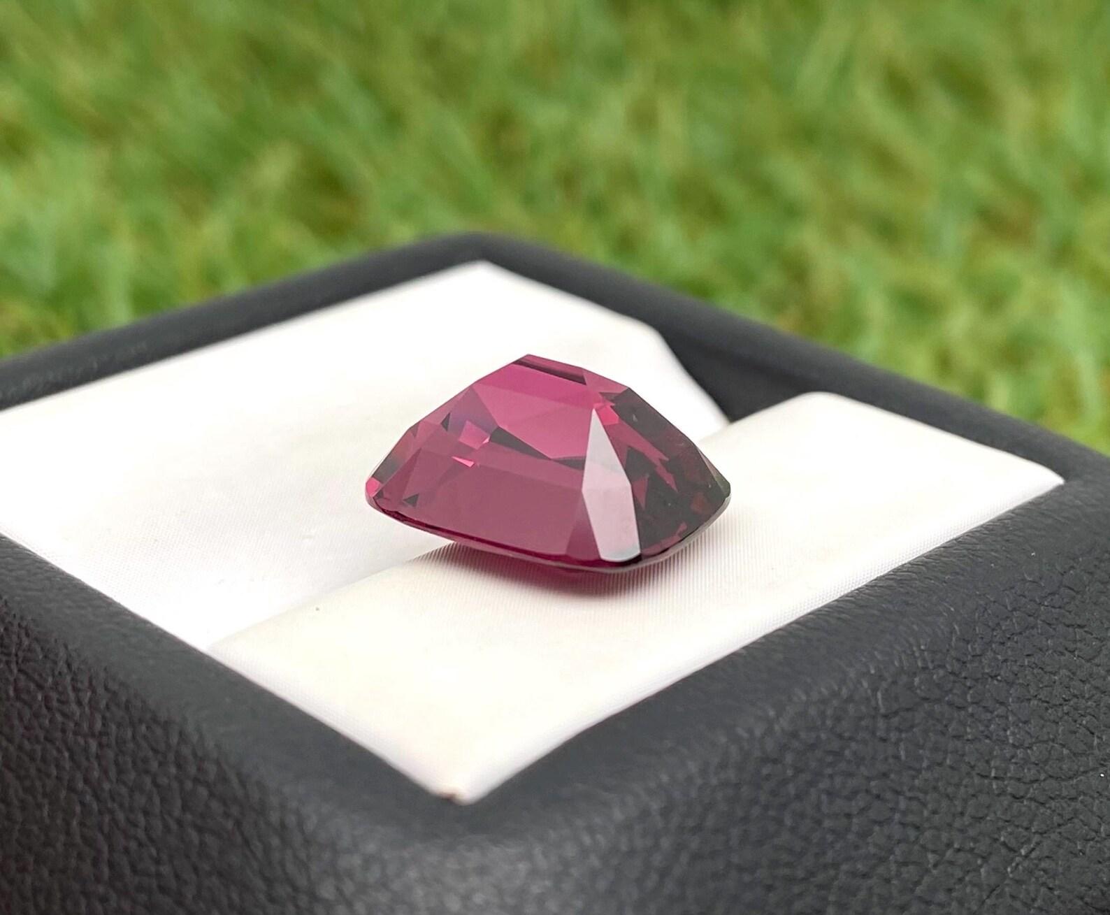 Pierre précieuse rhodolite grenat naturelle de 8.0 carats, taille coussin, Tanzanie, certificat en vente 3