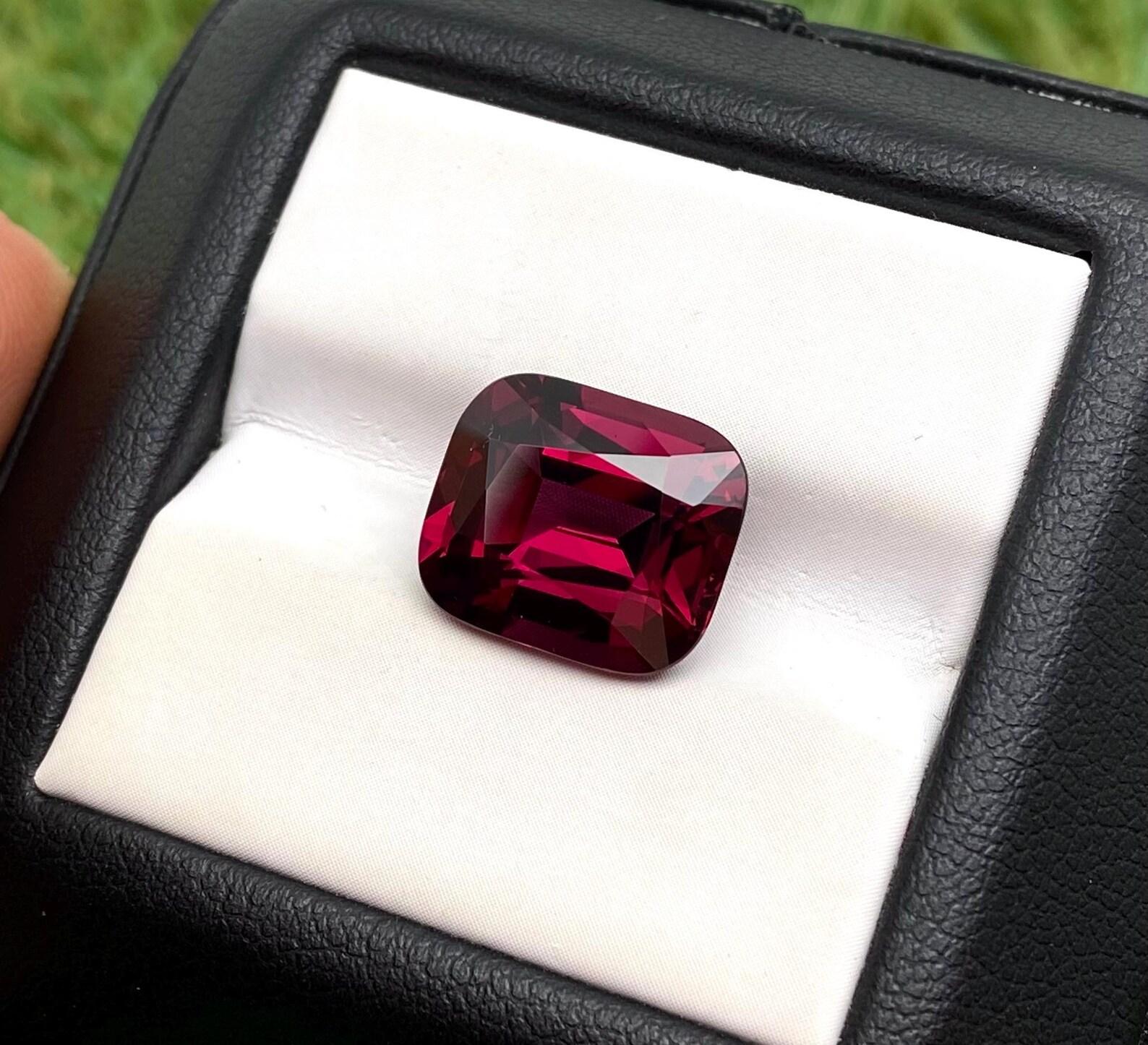 Pierre précieuse rhodolite grenat naturelle de 8.0 carats, taille coussin, Tanzanie, certificat en vente 4