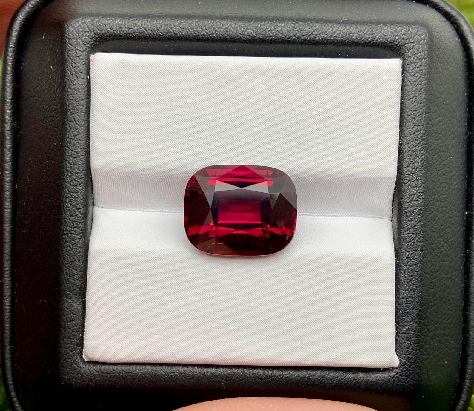 Natural Garnet Rhodolite gemstone 8.02 ct., Cushion cut, Tanzania, Certificate. For Sale 5
