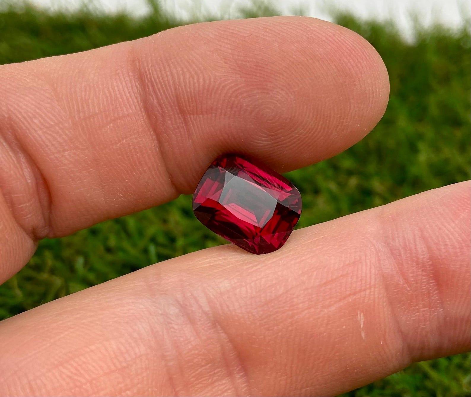 Natural Garnet Rhodolite gemstone 8.02 ct., Cushion cut, Tanzania, Certificate. In New Condition For Sale In Daugavpils, LV